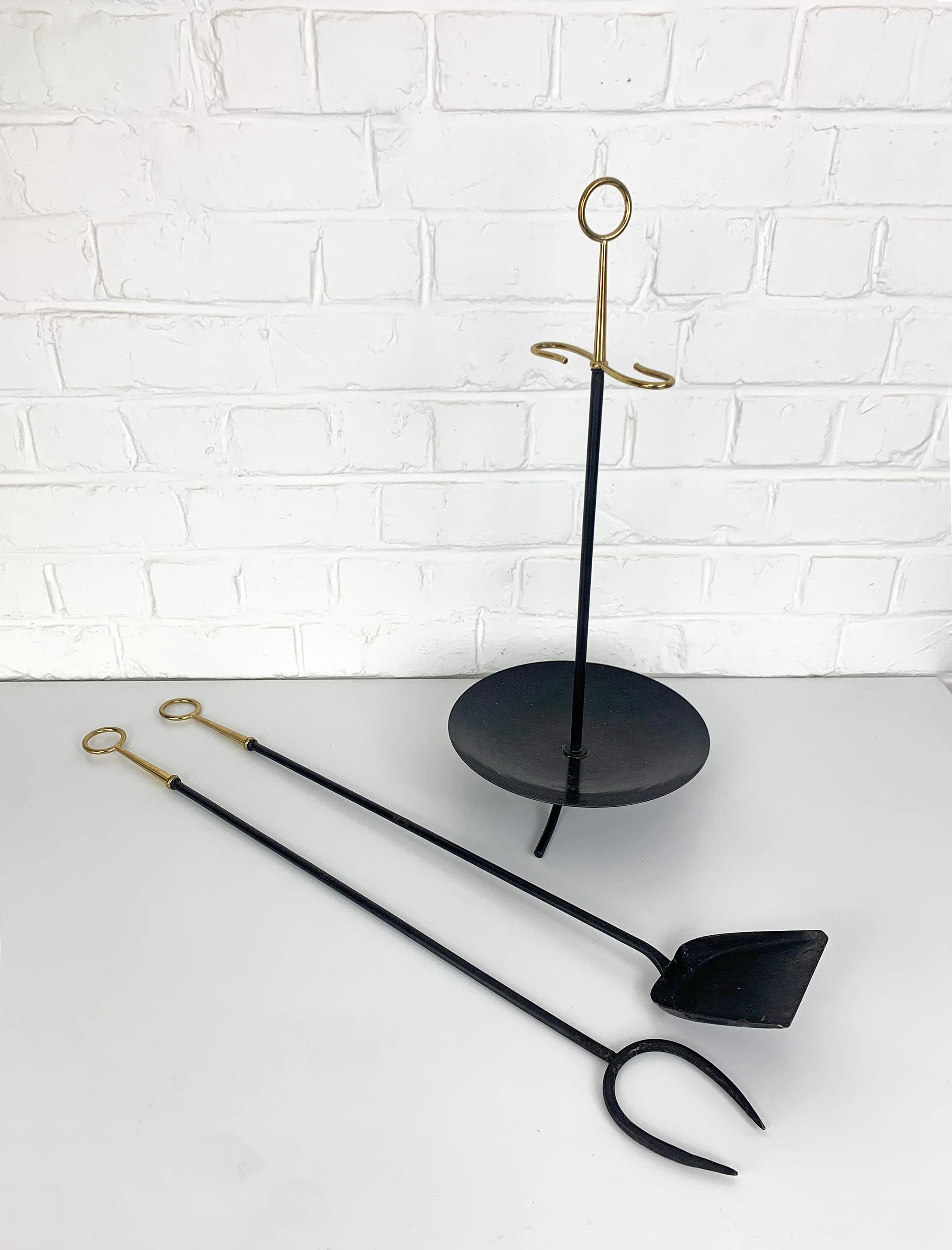 Juego modernista sueco de herramientas para el fuego de Gunnar Ander, Ystad Metal, latón y metal 1950 Sueco en venta