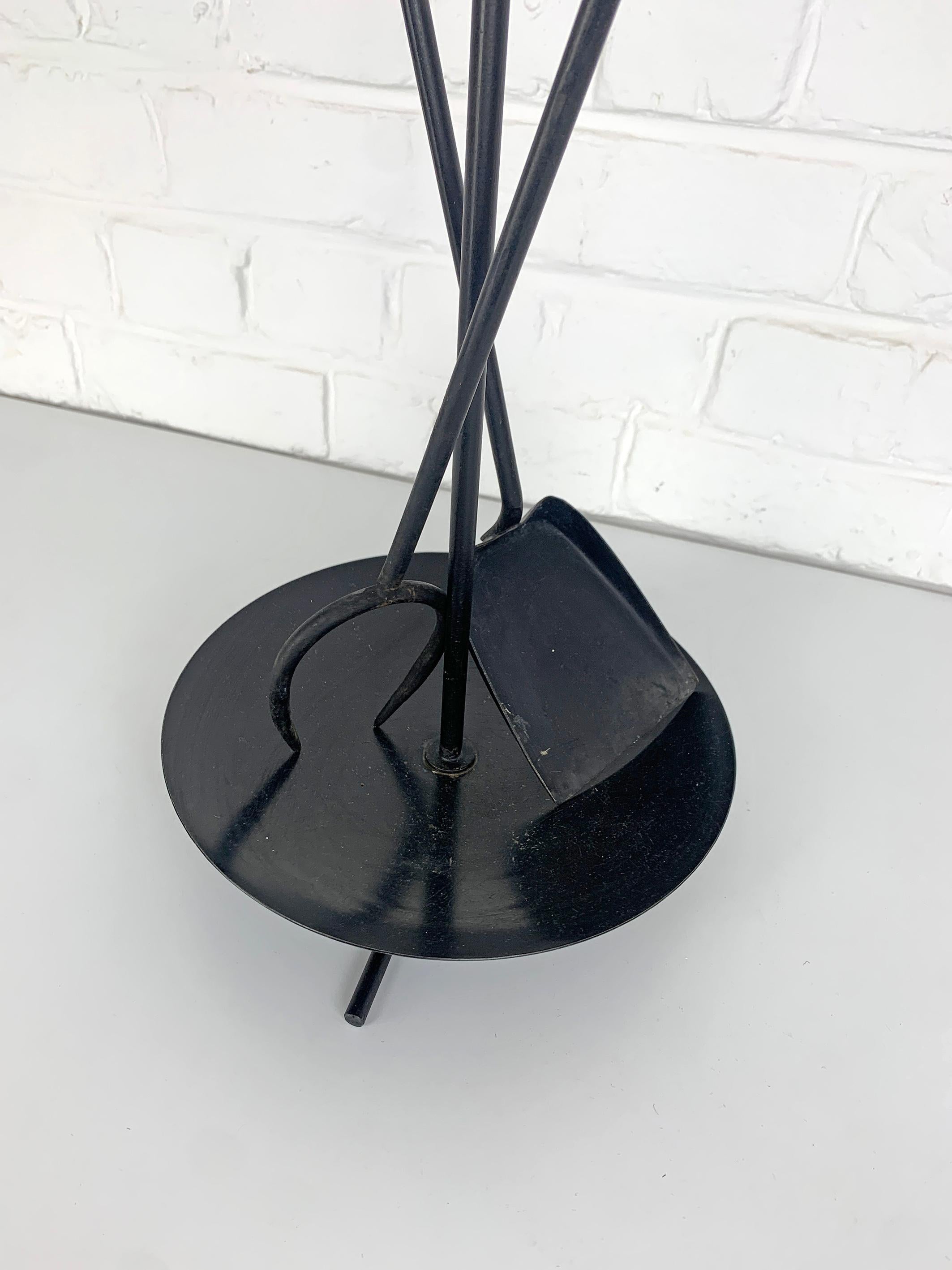 Juego modernista sueco de herramientas para el fuego de Gunnar Ander, Ystad Metal, latón y metal 1950 Pintado en venta