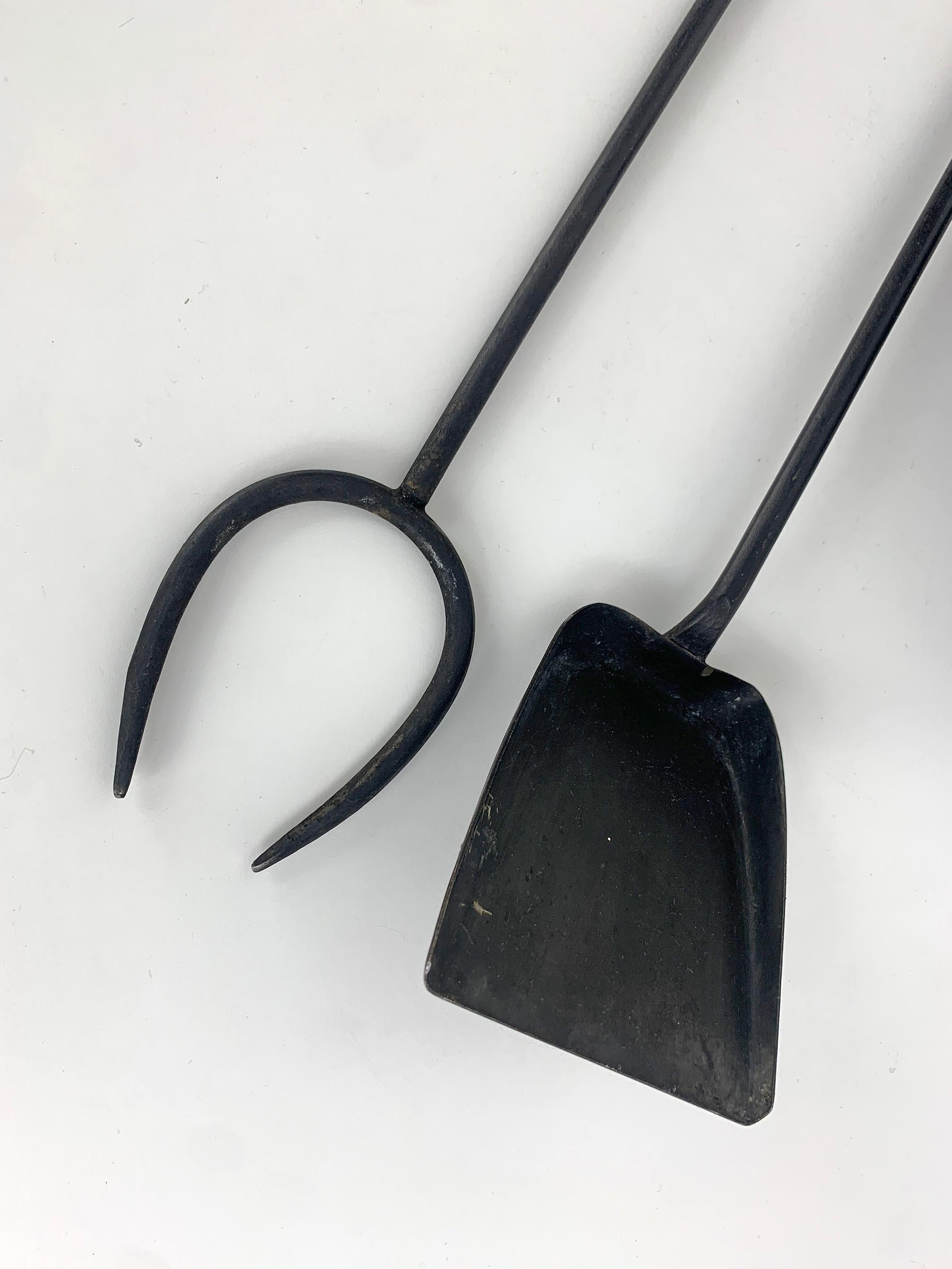 Juego modernista sueco de herramientas para el fuego de Gunnar Ander, Ystad Metal, latón y metal 1950 siglo XX en venta
