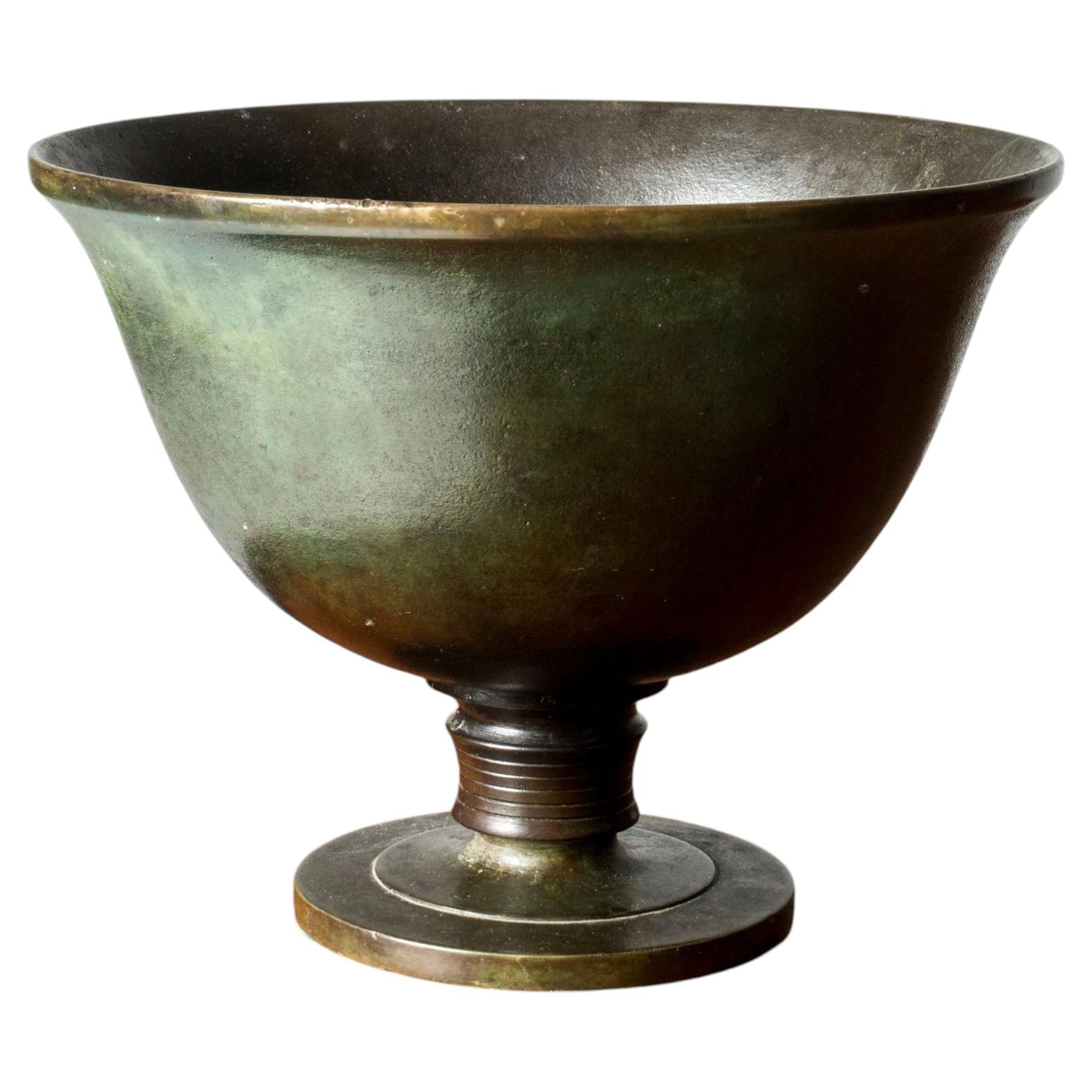 Ciotola su piedistallo in bronzo patinato, in stile modernista svedese, della GAB, anni ’30 in vendita