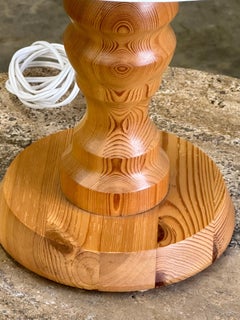 Lampada da tavolo svedese modernista in pino tornito