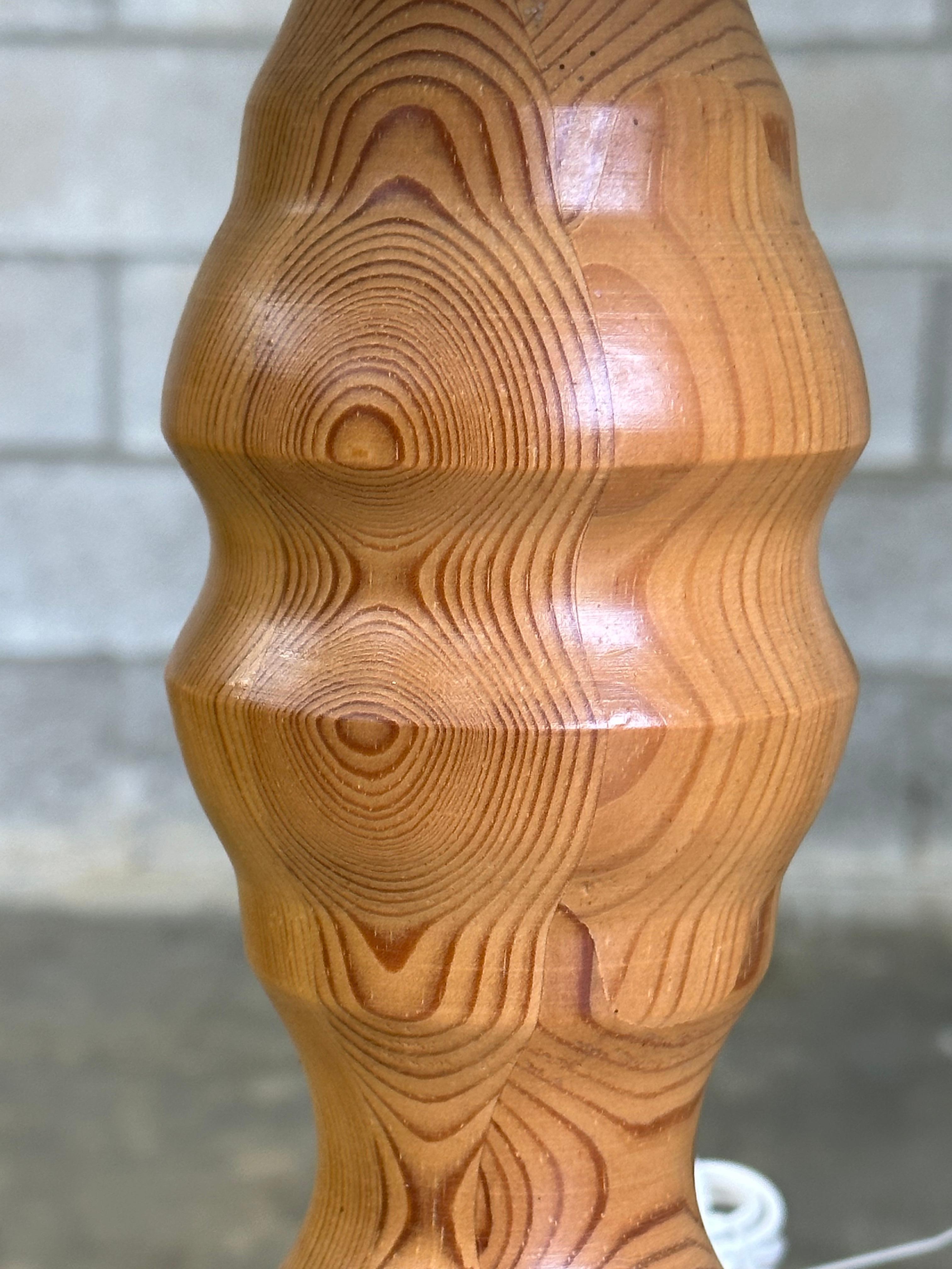 Swedish Modernist Pine Turned Table Lamp In Good Condition For Sale In St.Petersburg, FL