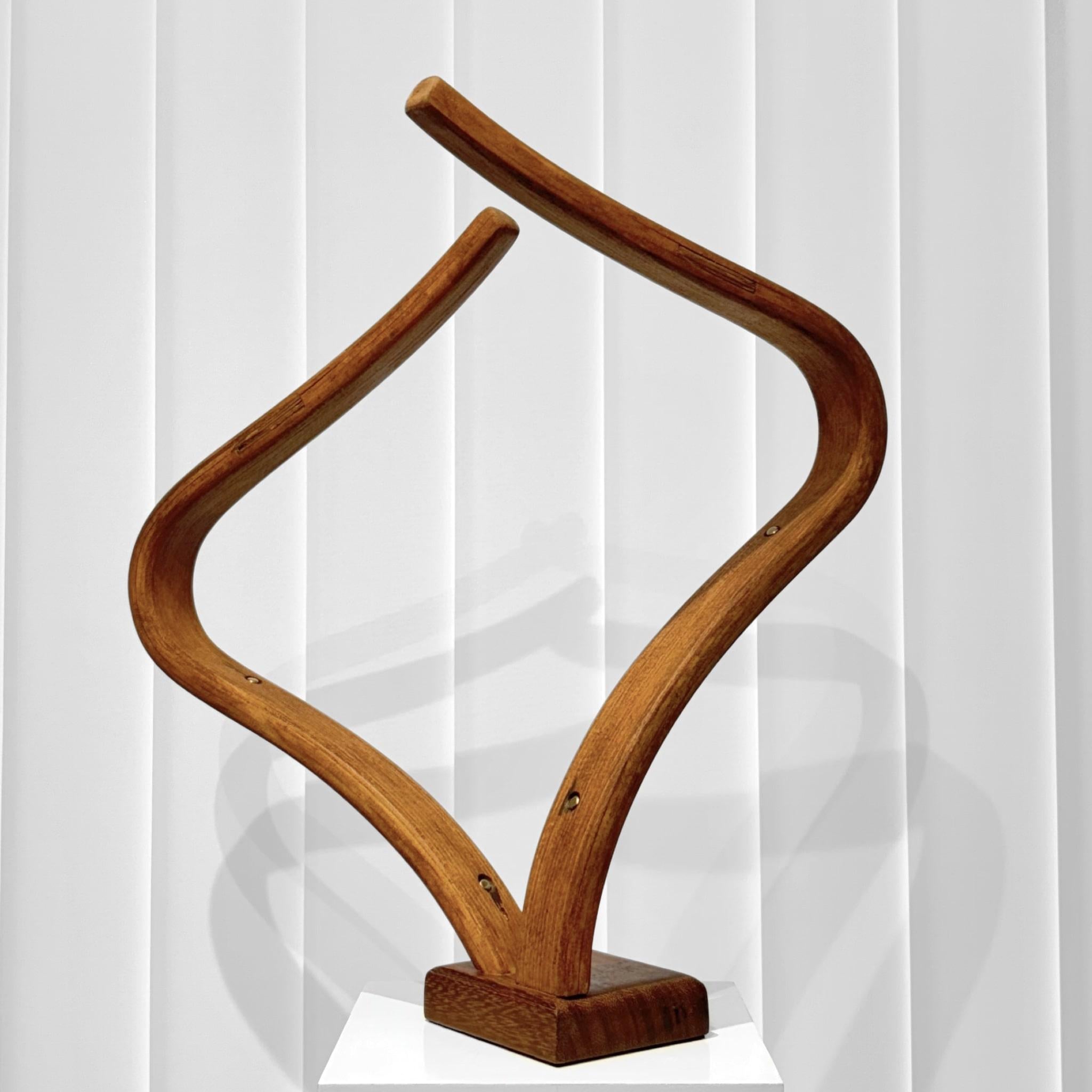 Una grande scultura modernista ricavata dalle gambe di una sedia da salotto degli anni '40 di Bruno Mathsson. Realizzato in legno di betulla modellato con una solida base in teak, questo pezzo ha una forma organica che appare sorprendentemente