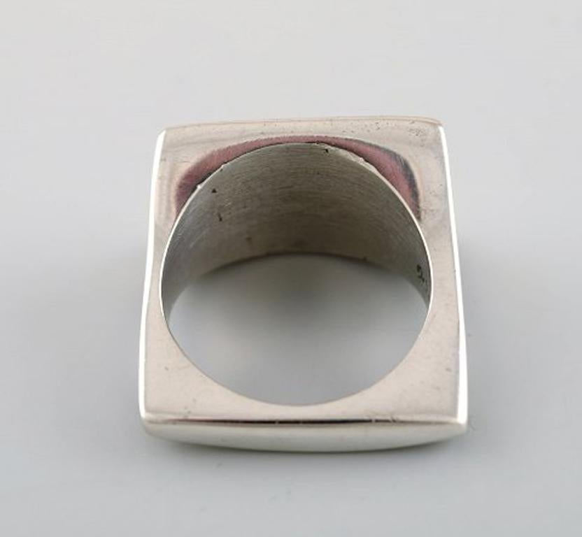 SSwedish modernist silver ring. 1960 s.
Size: 19 mm. US size: 9. (can be customized to any size)
Stamped.
In very good condition.
LARGE SELECTION OF modernist SILVER FROM 1960/70 IN STOCK