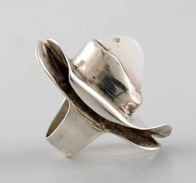Schwedischer modernistischer Ring aus Sterlingsilber mit Stein in organischer Form (Moderne) im Angebot