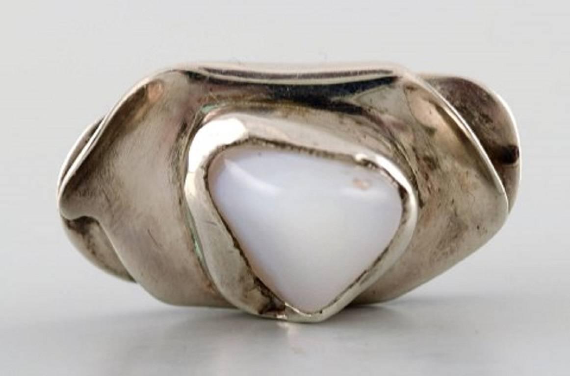 Schwedischer modernistischer Ring aus Sterlingsilber mit Stein in organischer Form Damen im Angebot