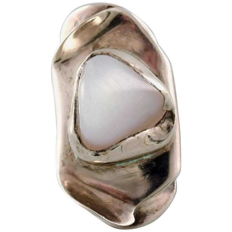 Schwedischer modernistischer Ring aus Sterlingsilber mit Stein in organischer Form im Angebot