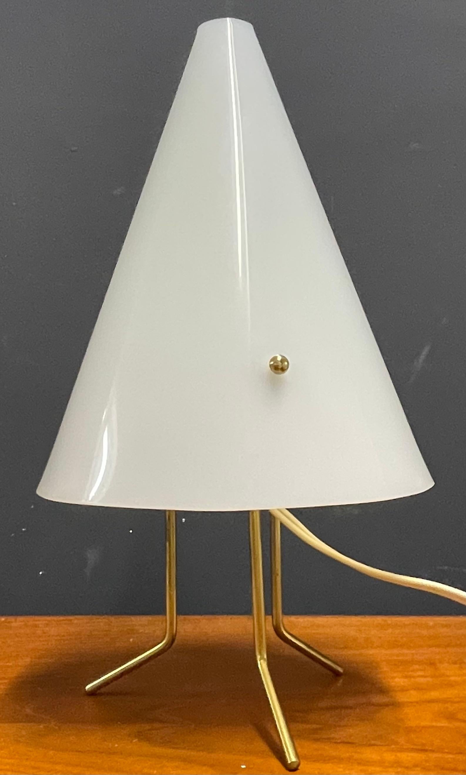 Schöne und sehr moderne Tischlampe aus Schweden aus den 1950er Jahren. 