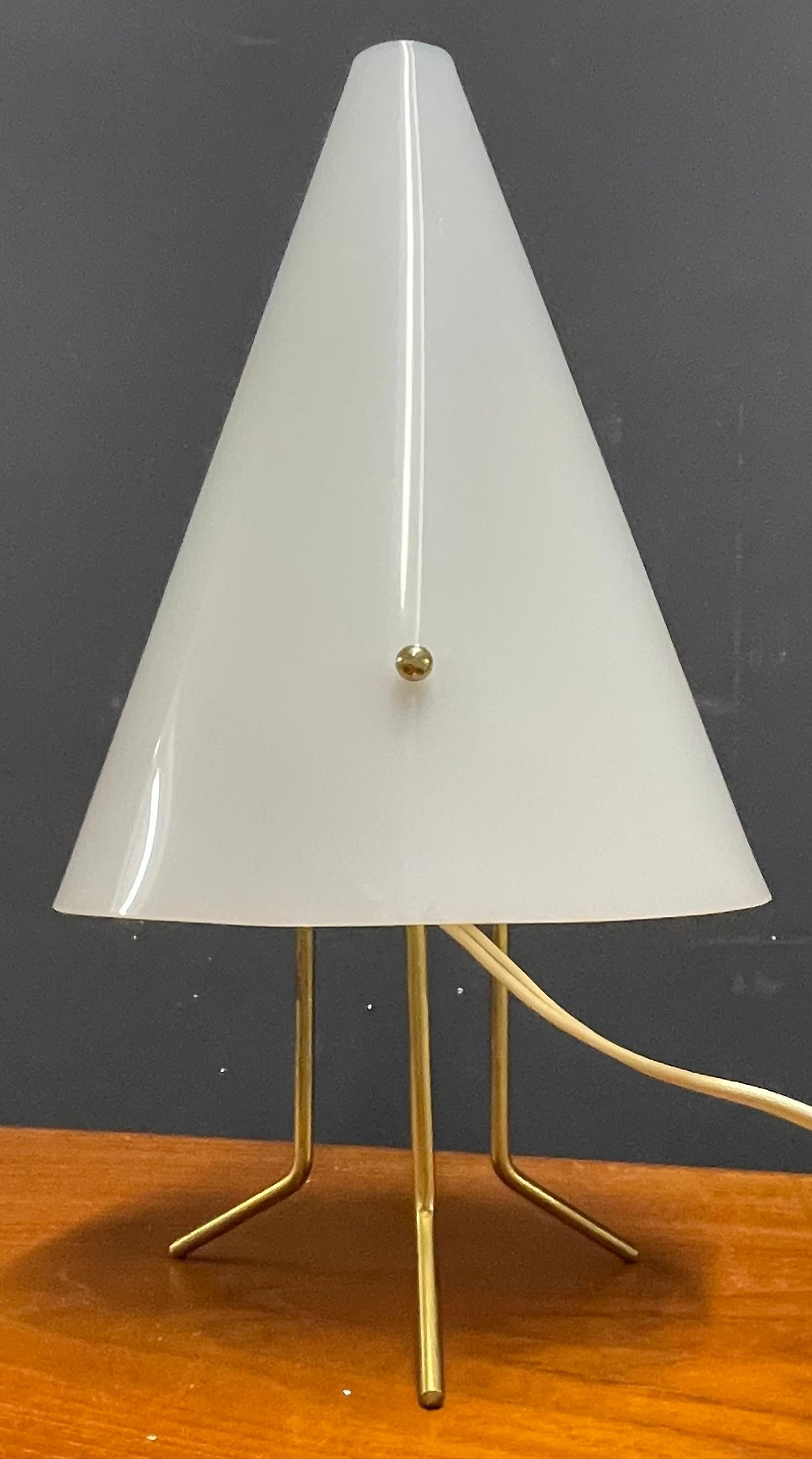 Schwedische modernistische Tischlampe (Moderne der Mitte des Jahrhunderts) im Angebot