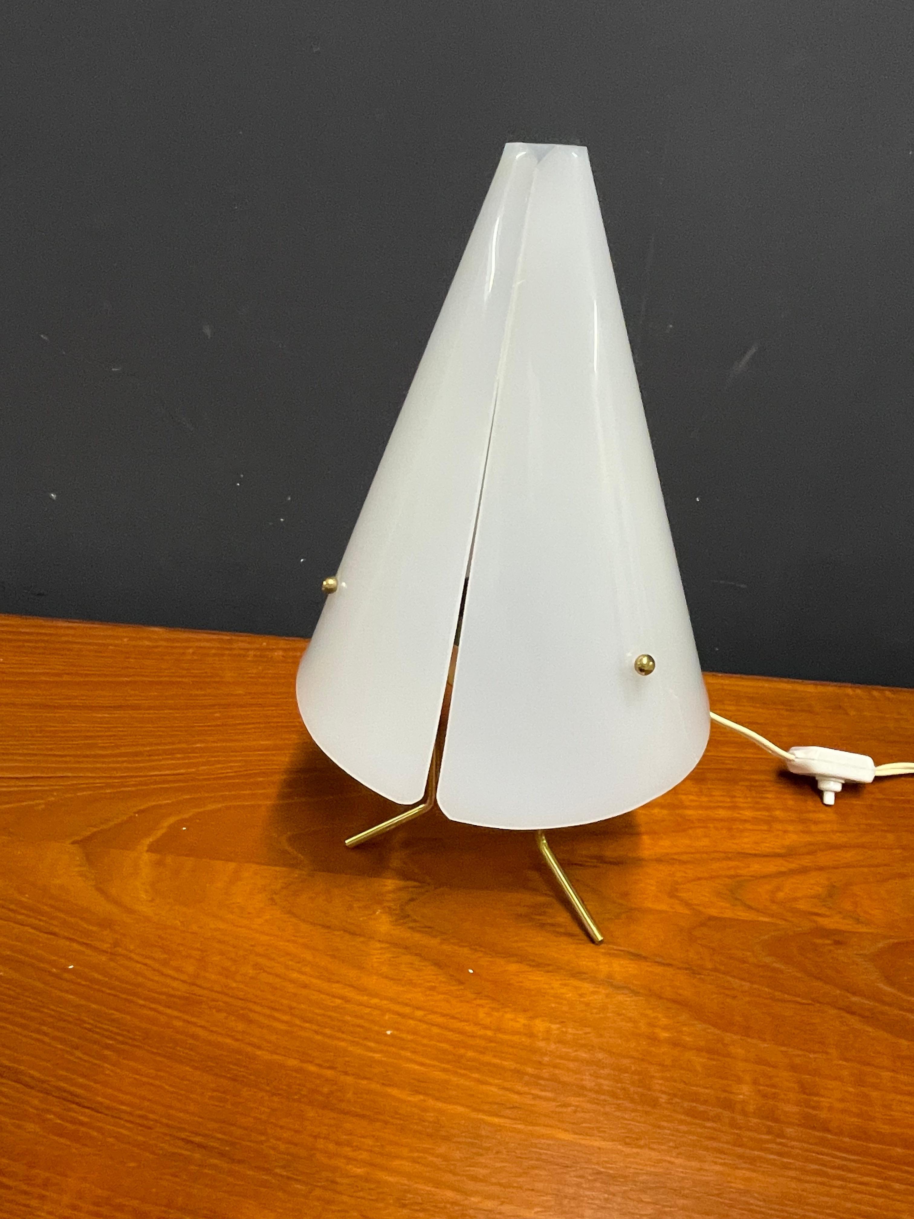 Schwedische modernistische Tischlampe (Mitte des 20. Jahrhunderts) im Angebot