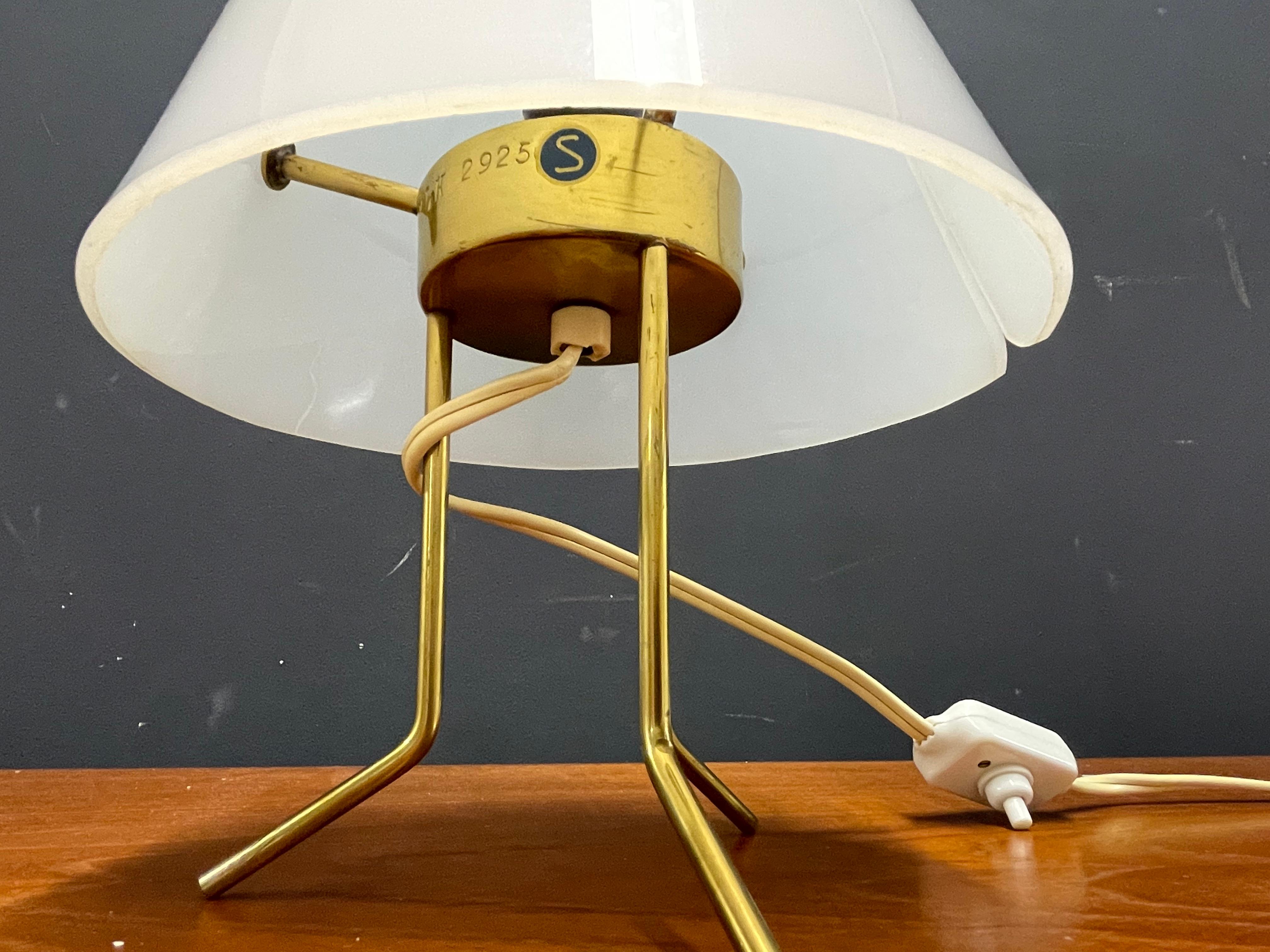 Schwedische modernistische Tischlampe (Messing) im Angebot