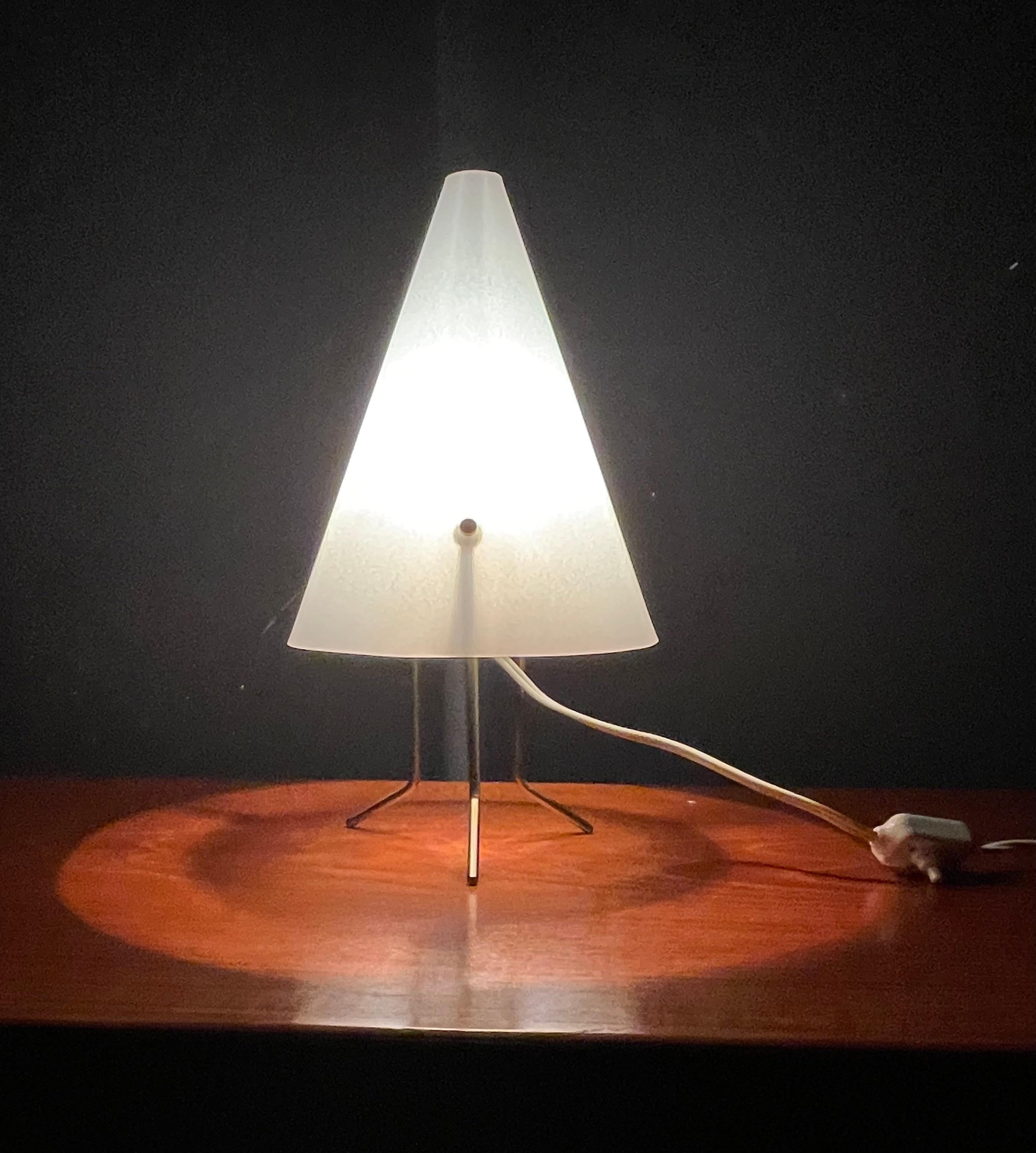 Schwedische modernistische Tischlampe im Angebot 3