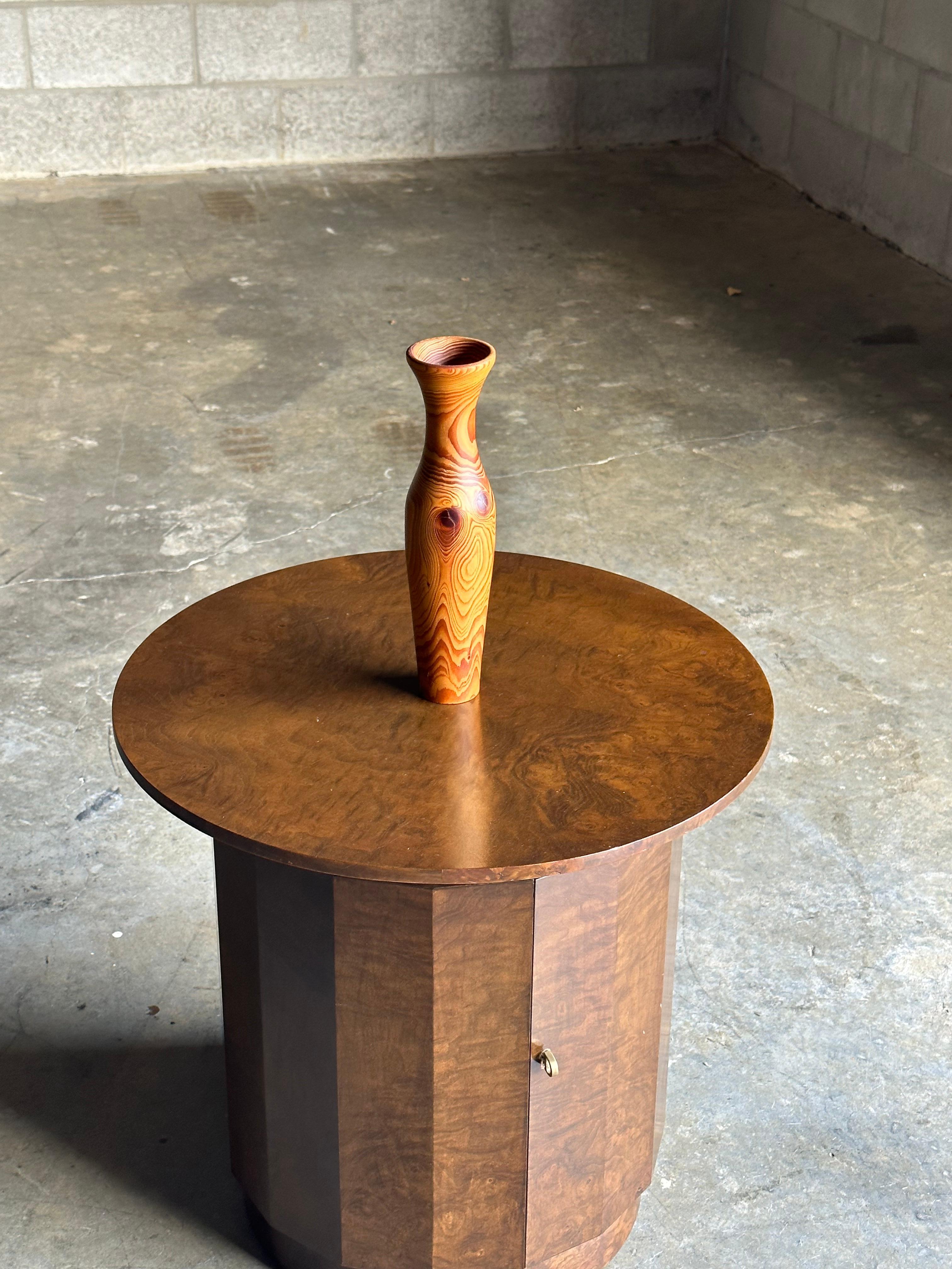 Splendido vaso in pino realizzato da Stig Pettersson per il suo studio Aild, in Svezia. Forma e materiali organici modernisti. Essendo in legno e presentando alcune leggere crepe, ti sconsiglio di usarlo con l'acqua.