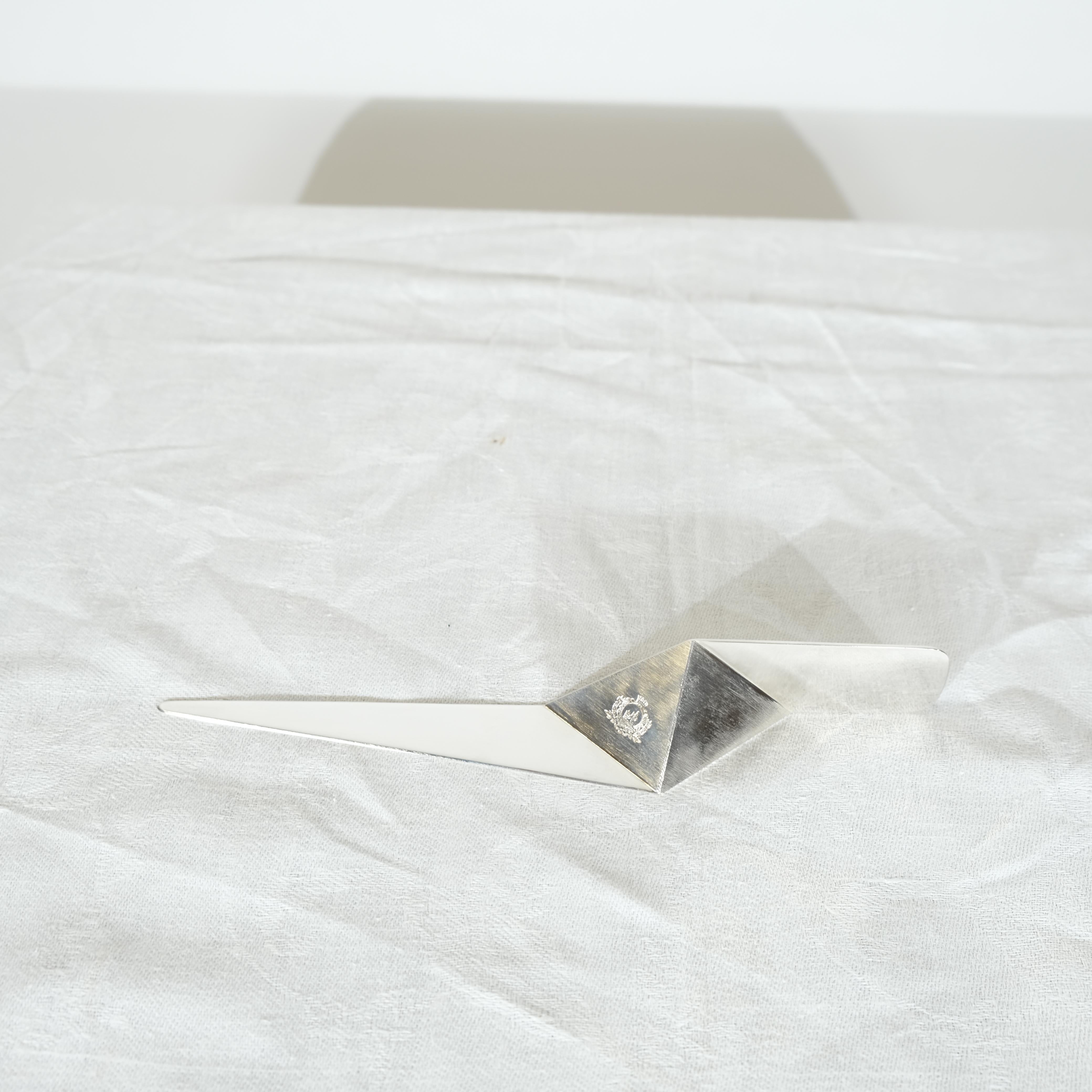 Exquisito abrecartas sueco de plata fabricado por Rey Urban 1984.
 Eleva tu escritorio con este impresionante abrecartas de plata hecho a mano en 1984 por el renombrado maestro platero sueco Rey Urban. 
  Con 21 cm de longitud, esta pieza