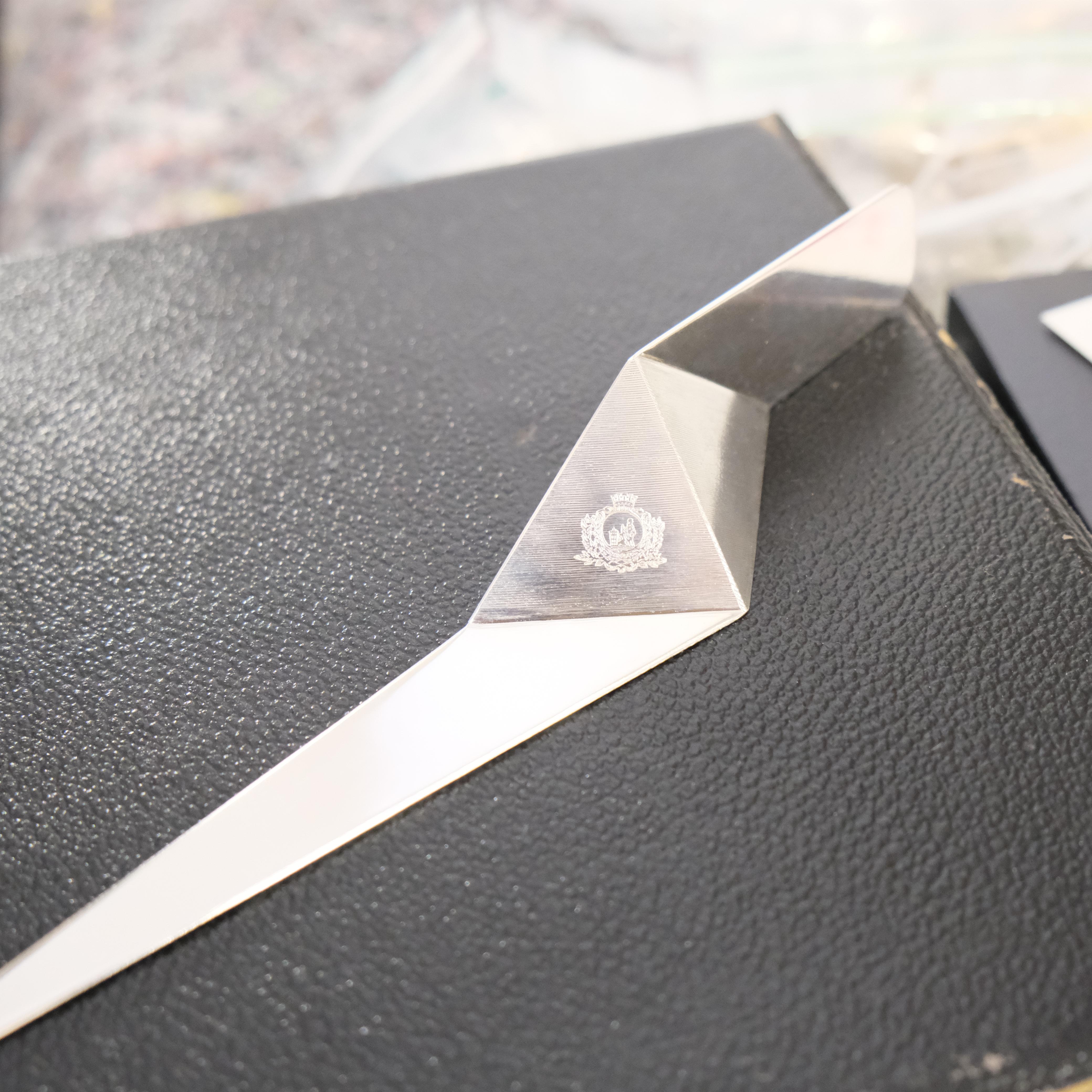 Abrecartas modernista sueco de plata fabricado en 1984 por el maestro platero Rey Urban en venta 1