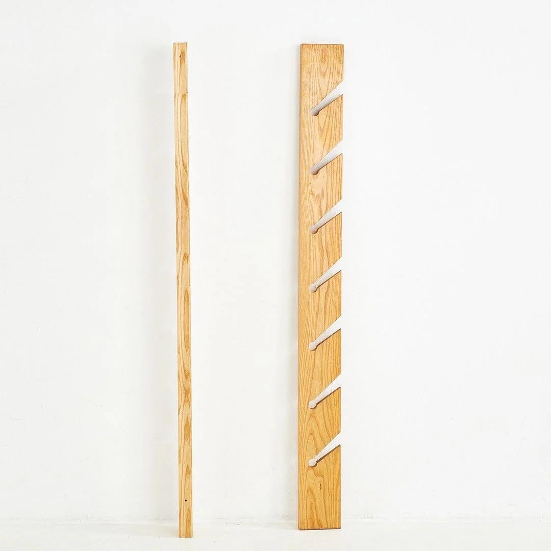 Der Zeitschriftenständer Magasin ist ein eindrucksvolles Beispiel für schwedischen Minimalismus und wurde 1988 von Jonas Bohlin für den renommierten Hersteller Källemo entworfen. Aus massivem, natürlichem Eschenholz gefertigt, verkörpert er die