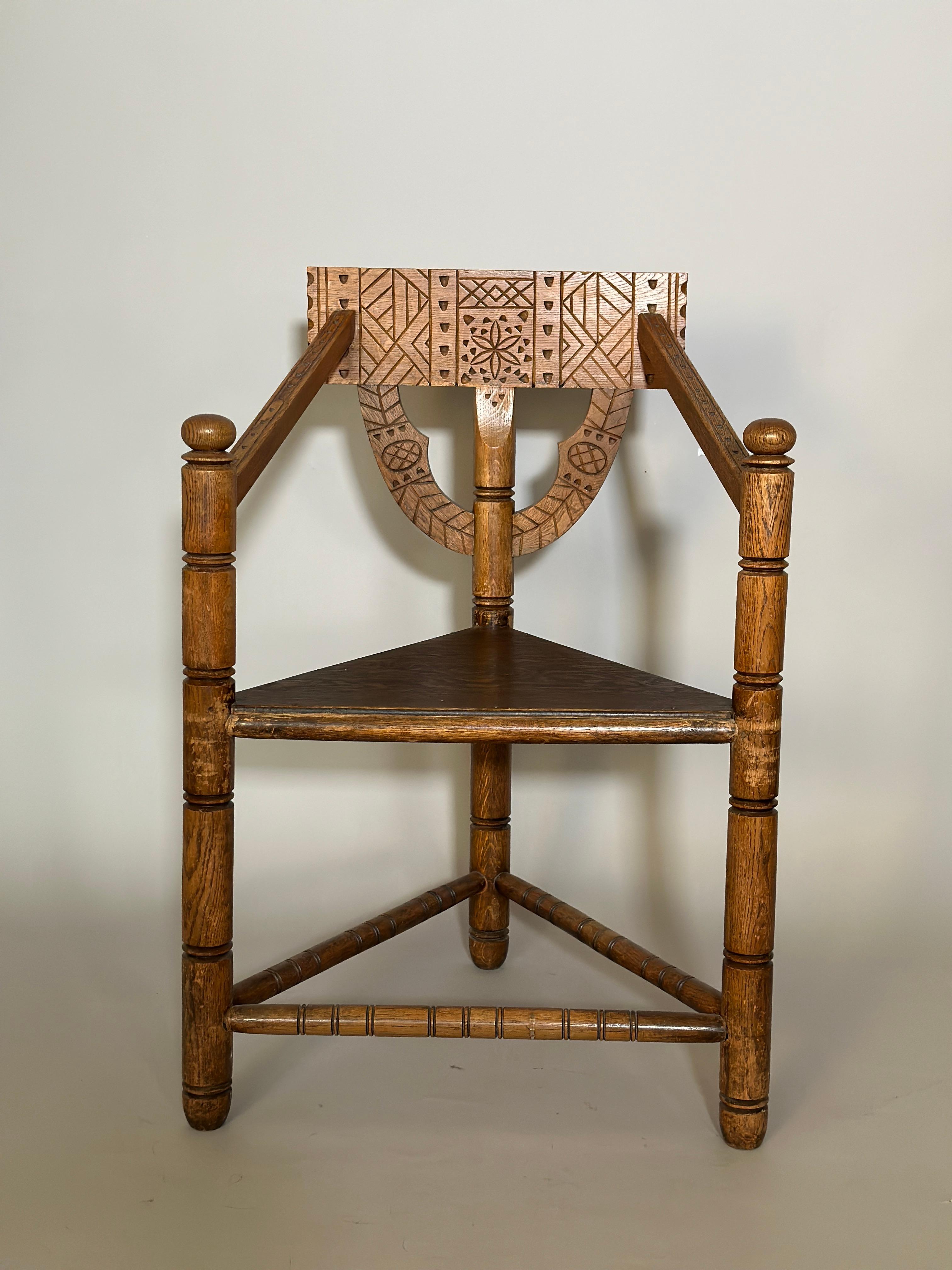 Dies ist ein handgefertigter Stuhl aus massivem Eichenholz aus den 1930er Jahren in Schweden.