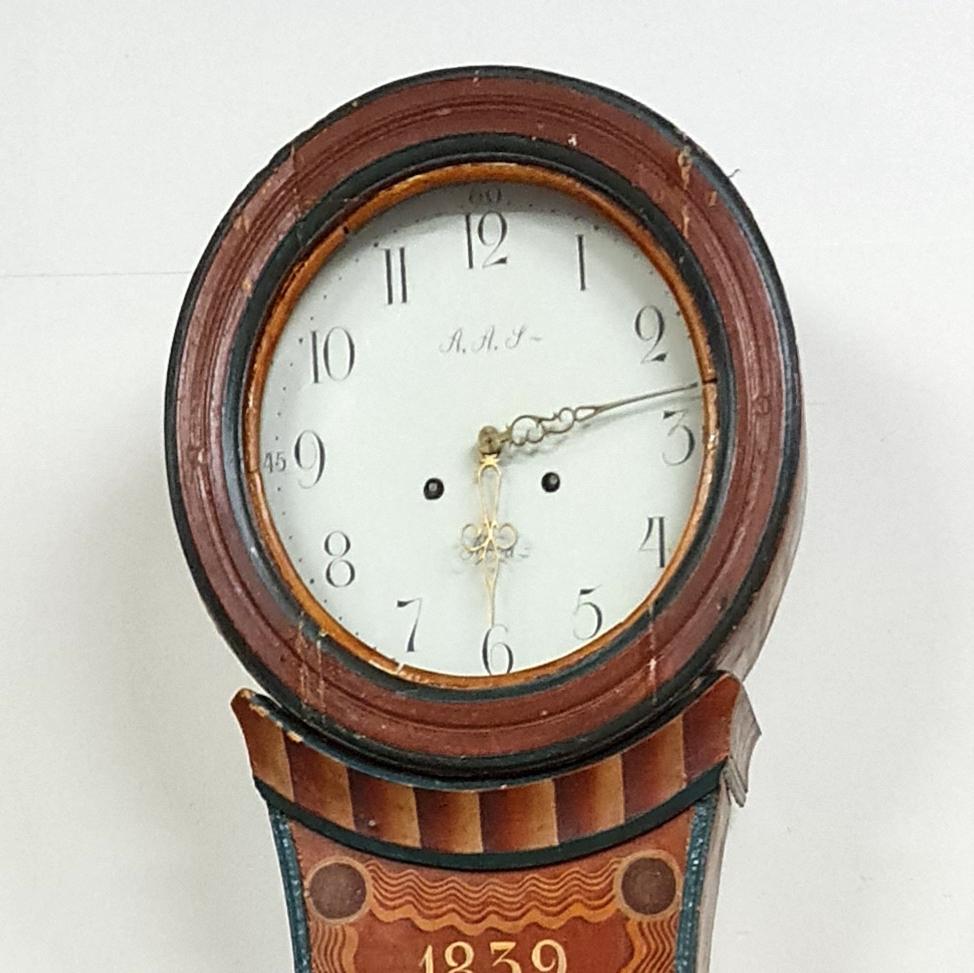 A very decorative early 1800s antique Swedish mora clock with stunning hand painted detailing and star motif on the body in Classic Kurbits Folk Art colors and shapes.

This original 1800s mora clock has a beautiful face with a clean patina, fine