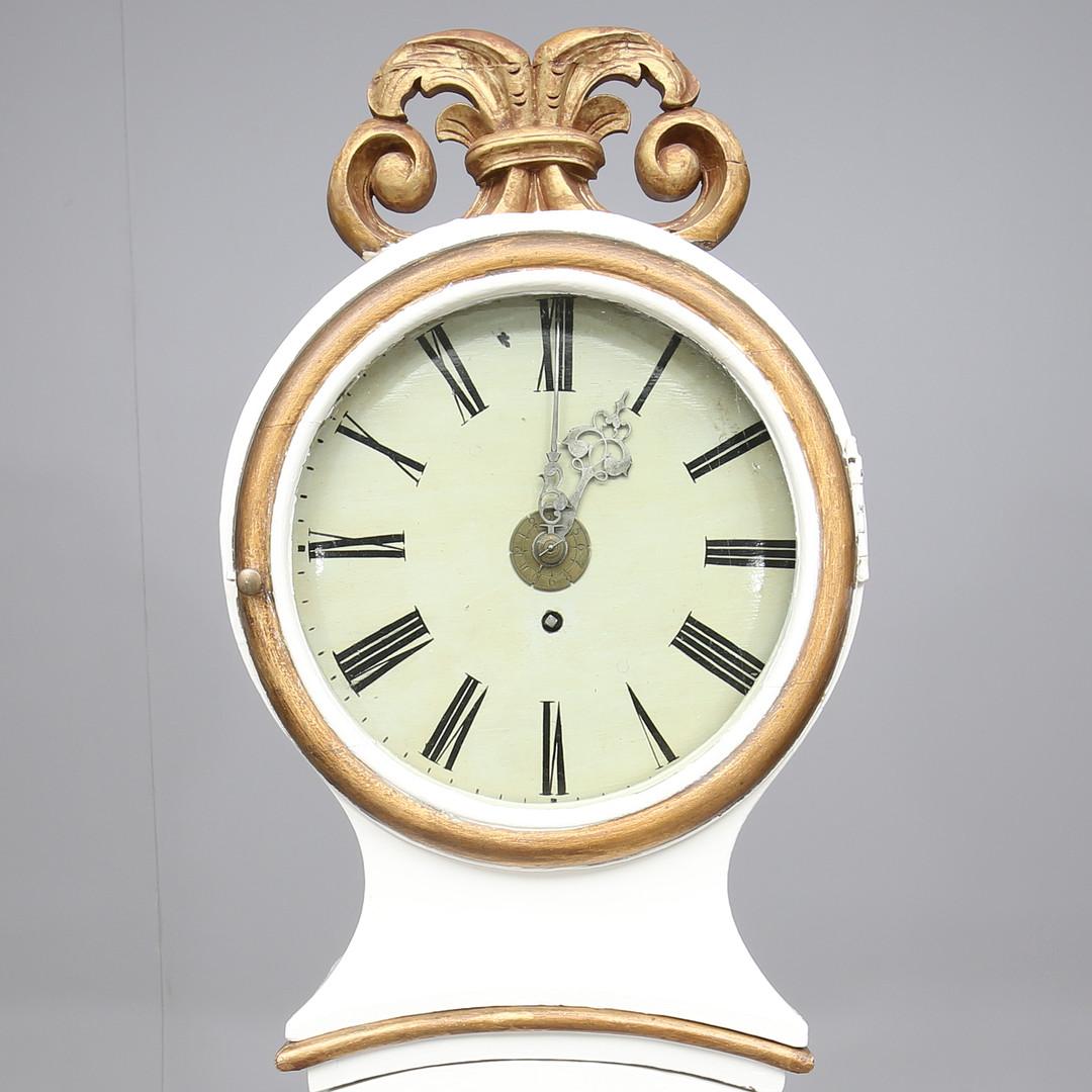 Unusual example of a very decorative early 1800s antique Swedish mora clock with stunning hand carved detailing and motif on the hood.

This original 1800s mora clock has a beautiful face with a clean patina, Fine detail on the body, gold gilt style