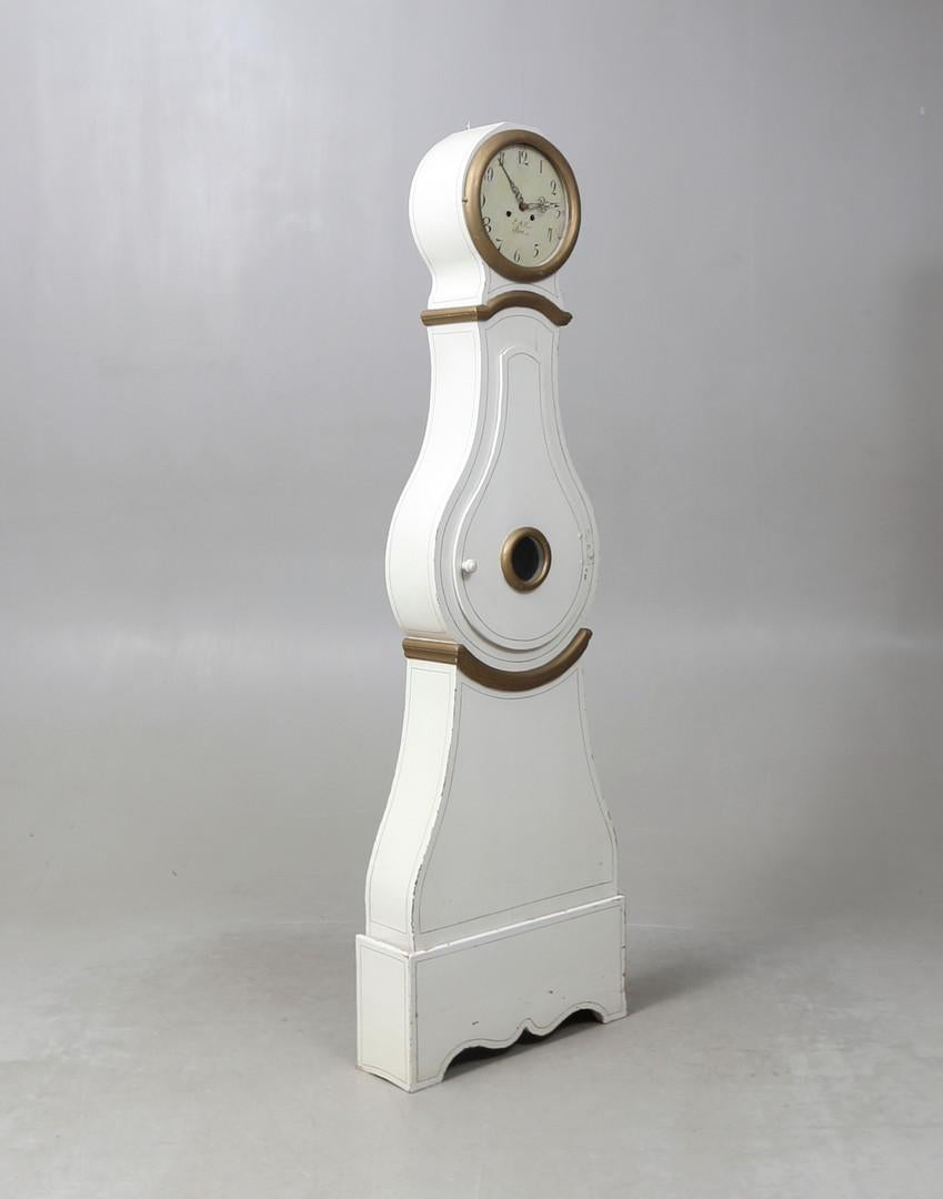 Bel exemple d'une horloge mora suédoise ancienne du début des années 1800 très décorative avec un beau détail étendu et doré sur le capot. Mesures : 202cm.

Cette horloge mora originale des années 1800 a un beau visage avec une patine propre et une