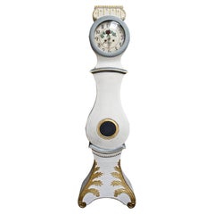 Horloge Mora suédoise Roses blanches anciennes Fryksdall avec capuche sculptée, début des années 1800