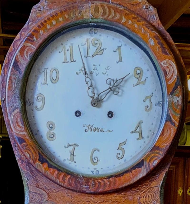 Decorative early 1800s antique Swedish mora clock in Kurbits folk art paint and detail and a slender body dated 1834. 

Measures: 198cm.

This original 1800s mora clock has a good face with a clean patina and unusual gold numbers.

The clock body is