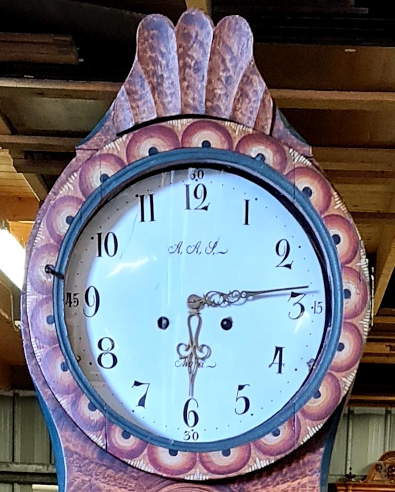Decorative early 1800s antique Swedish Mora clock in Kurbits folk art paint and detail and a slender body dated 1825.

Measures: 210cm.

This original 1800s Mora clock has a good face with a clean patina and a Scallop Top hood.

The clock body is