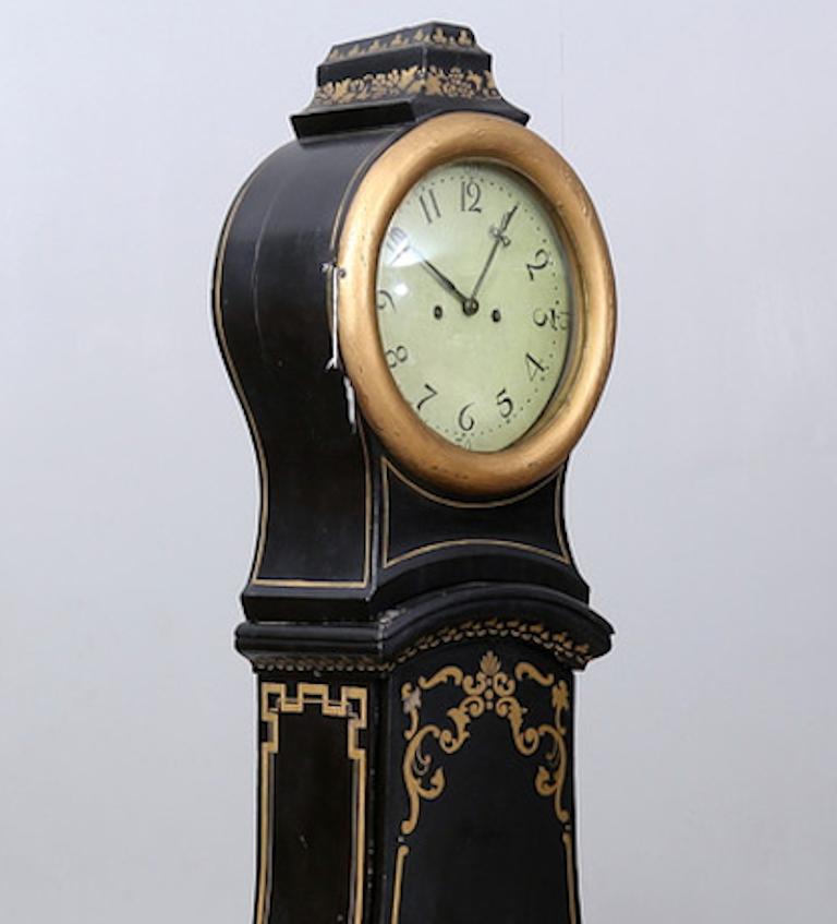 Decorative early 1800s antique Swedish mora clock in black paint and lovely gold detailing on the body

Measures: 215cm.

This original 1800s mora clock has a good face with a clean patina 

The clock body is distressed as befits its age and has the