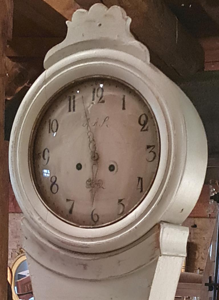 Decorative early 1800s antique Swedish mora clock in old white paint nicely distressed by age

Measures: 200cm approximate

This original 1800s mora clock has a good face with a clean patina and AAS Mora on the face.

The clock body is