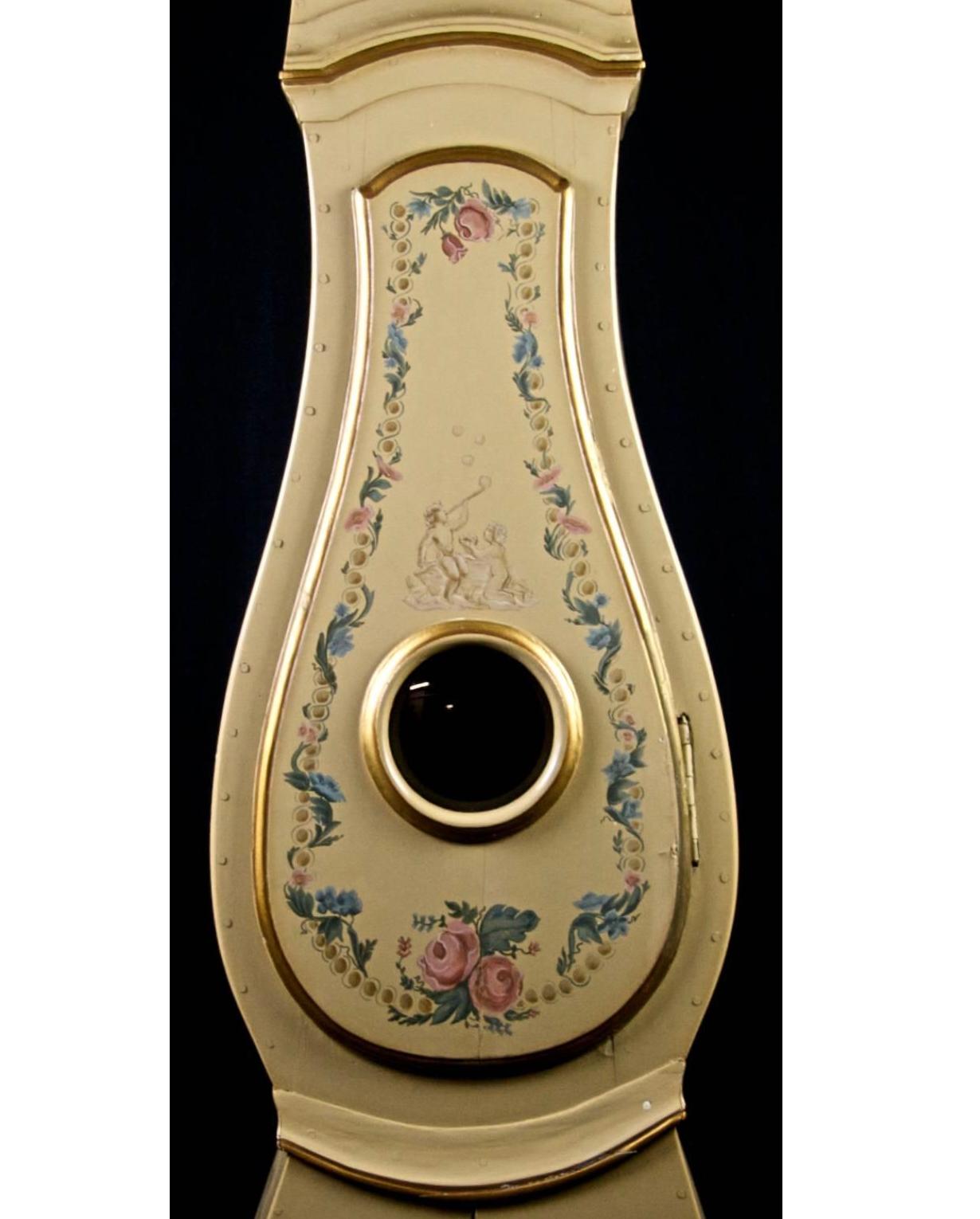 Schwedische Mora-Uhr, Blumen und Kranz, bemaltes Detail, antik, frühe 1800er Jahre (Gustavianisch) im Angebot