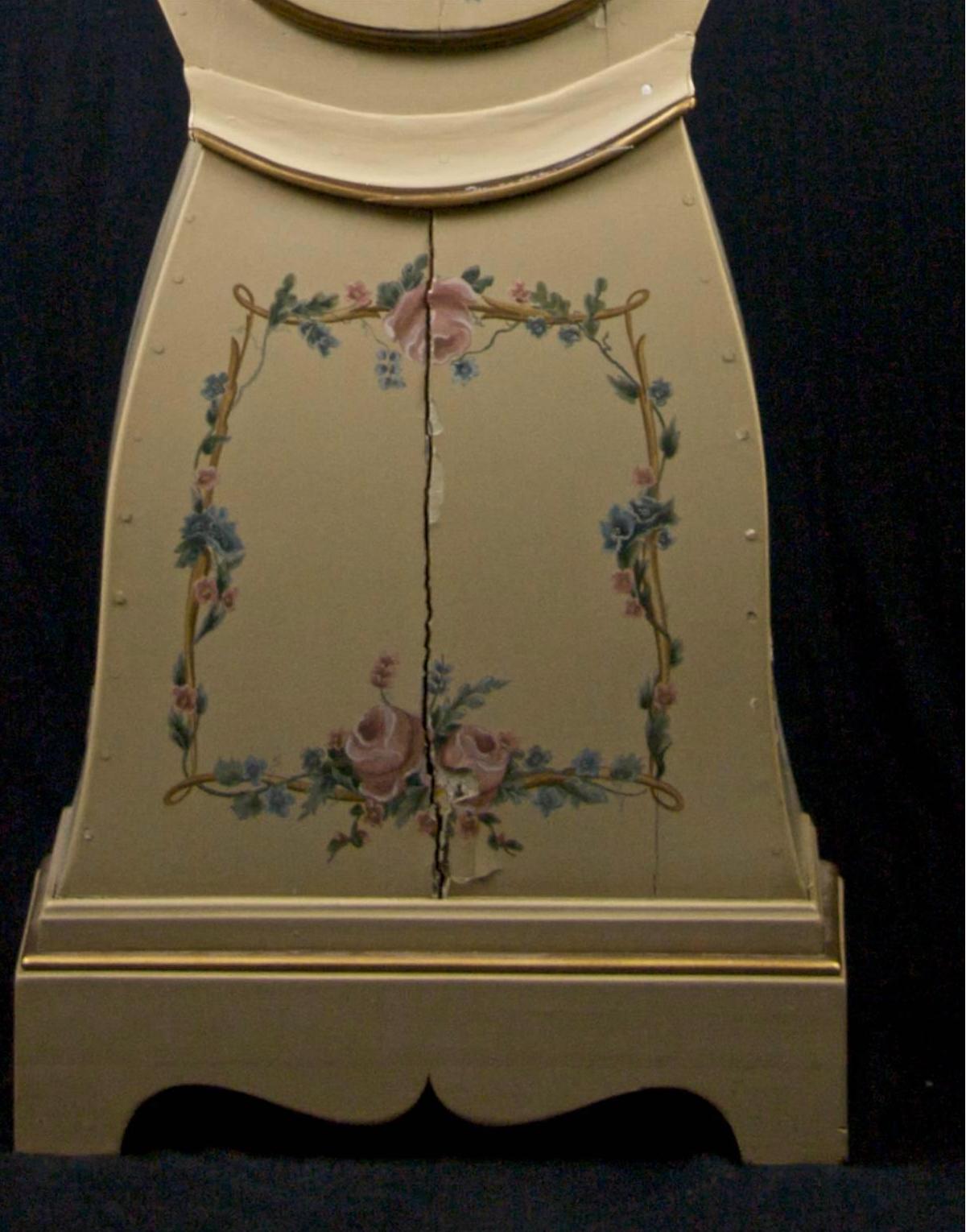 Schwedische Mora-Uhr, Blumen und Kranz, bemaltes Detail, antik, frühe 1800er Jahre (Handgeschnitzt) im Angebot