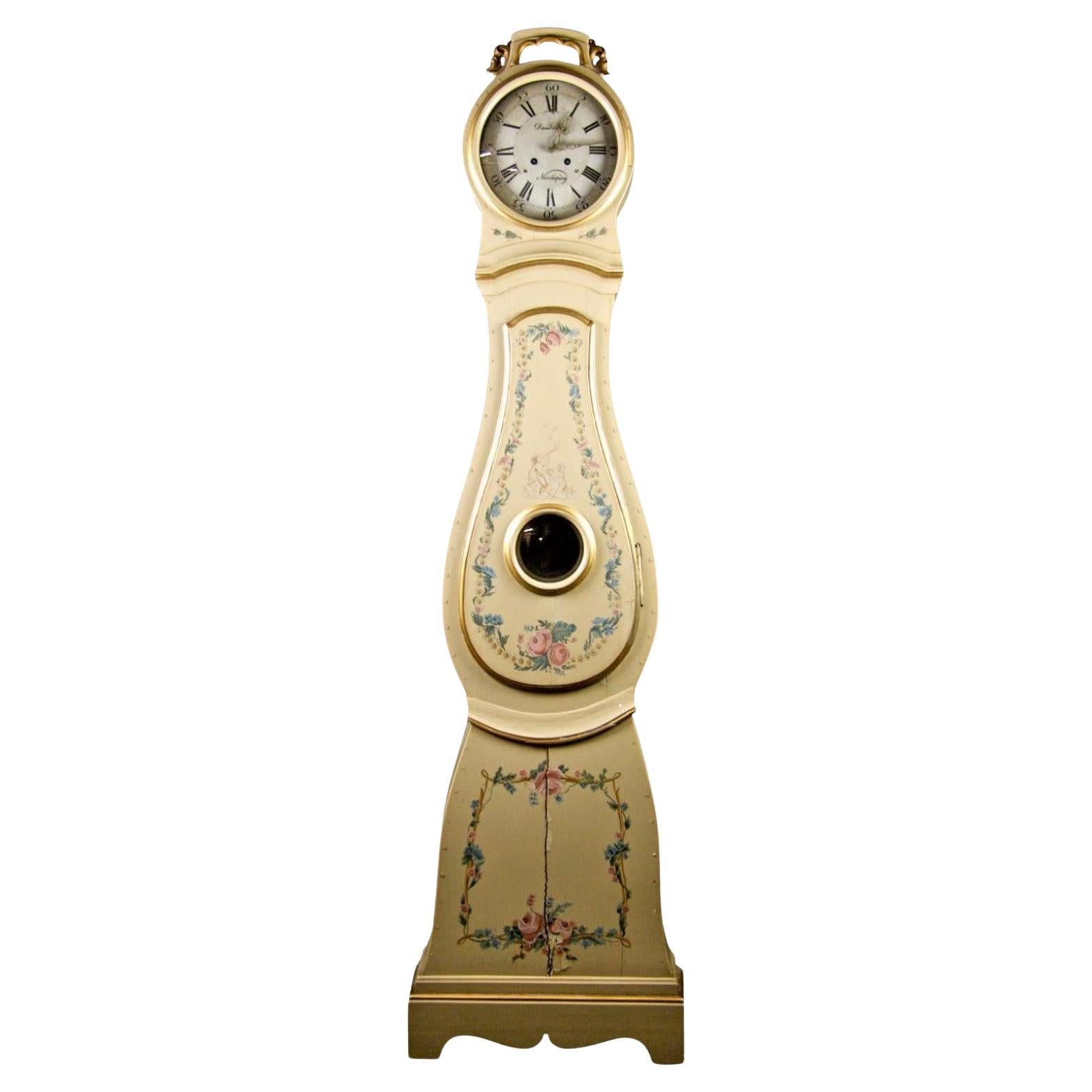 Schwedische Mora-Uhr, Blumen und Kranz, bemaltes Detail, antik, frühe 1800er Jahre im Angebot