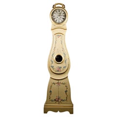 Horloge Mora suédoise ancienne peinte de fleurs et de couronnes, début des années 1800