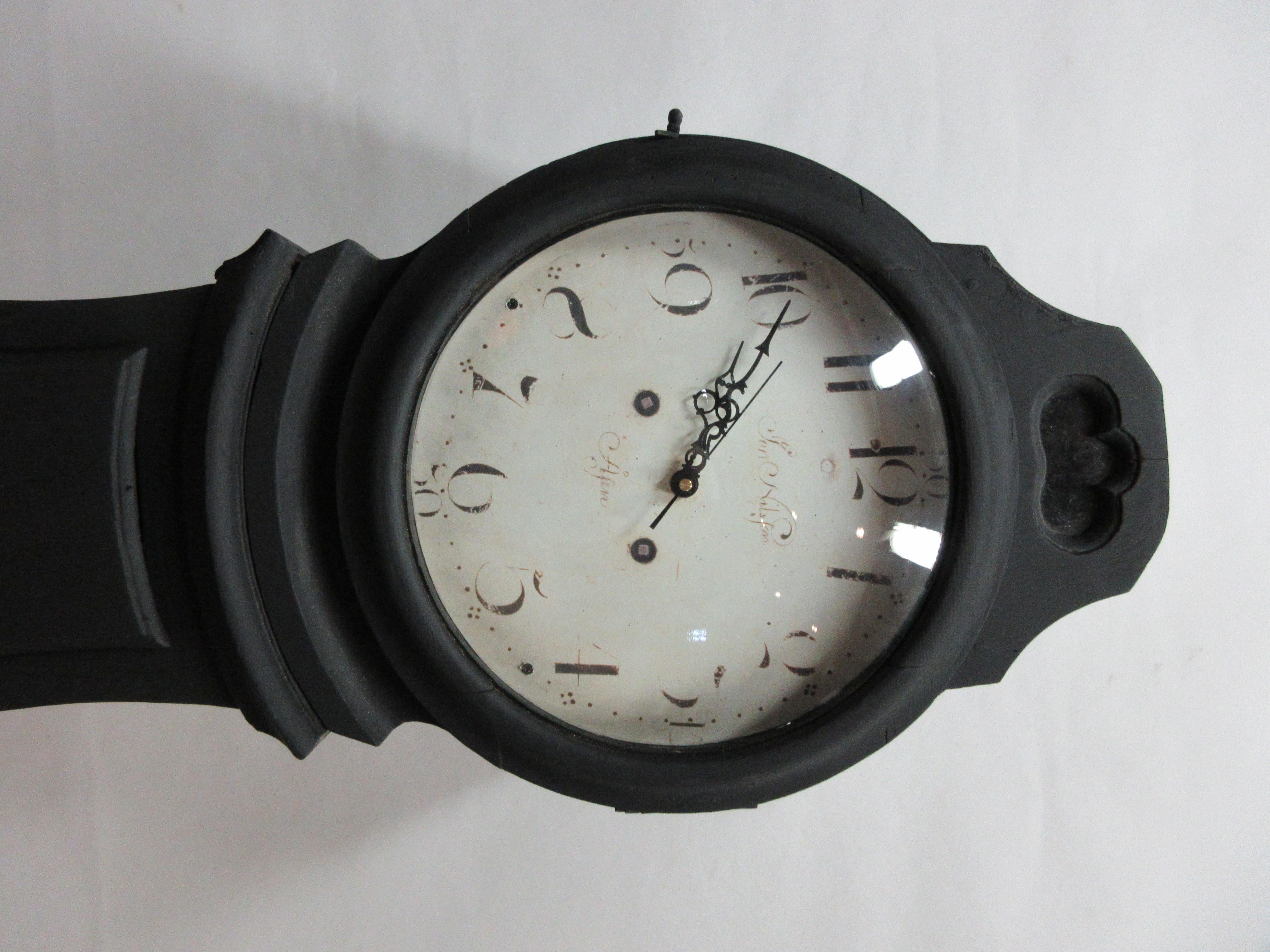 Il s'agit d'une horloge suédoise Mora, modèle Norrland. De nouvelles batteries ont été installées avec un visage de reproduction. Vous avez le choix entre plusieurs carillons, un bouton de volume, un interrupteur qui empêche la sonnerie nocturne et