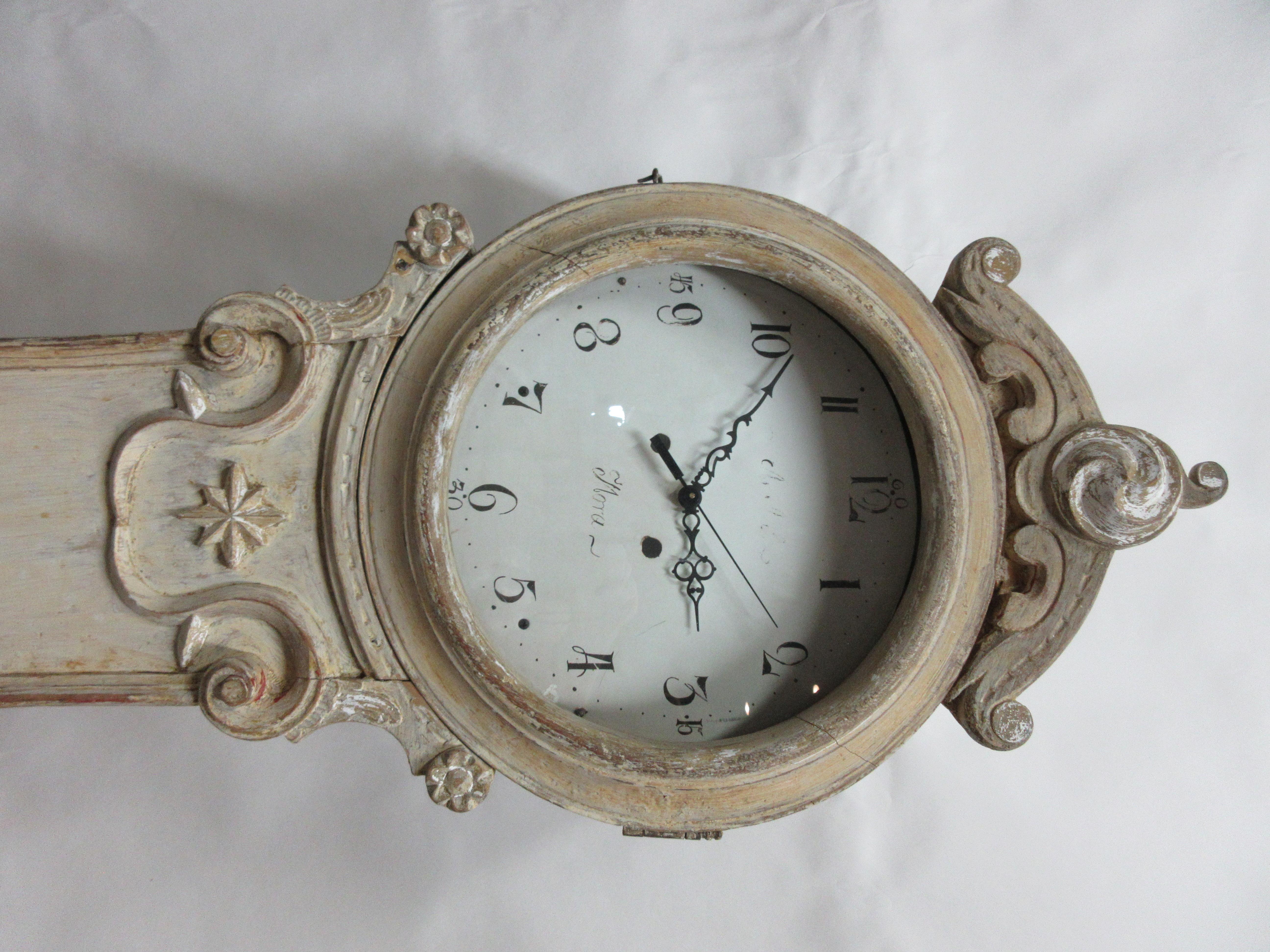 Swedish Mora Clock Fryksdahl Style 100% Original Paint In Good Condition For Sale In Hollywood, FL