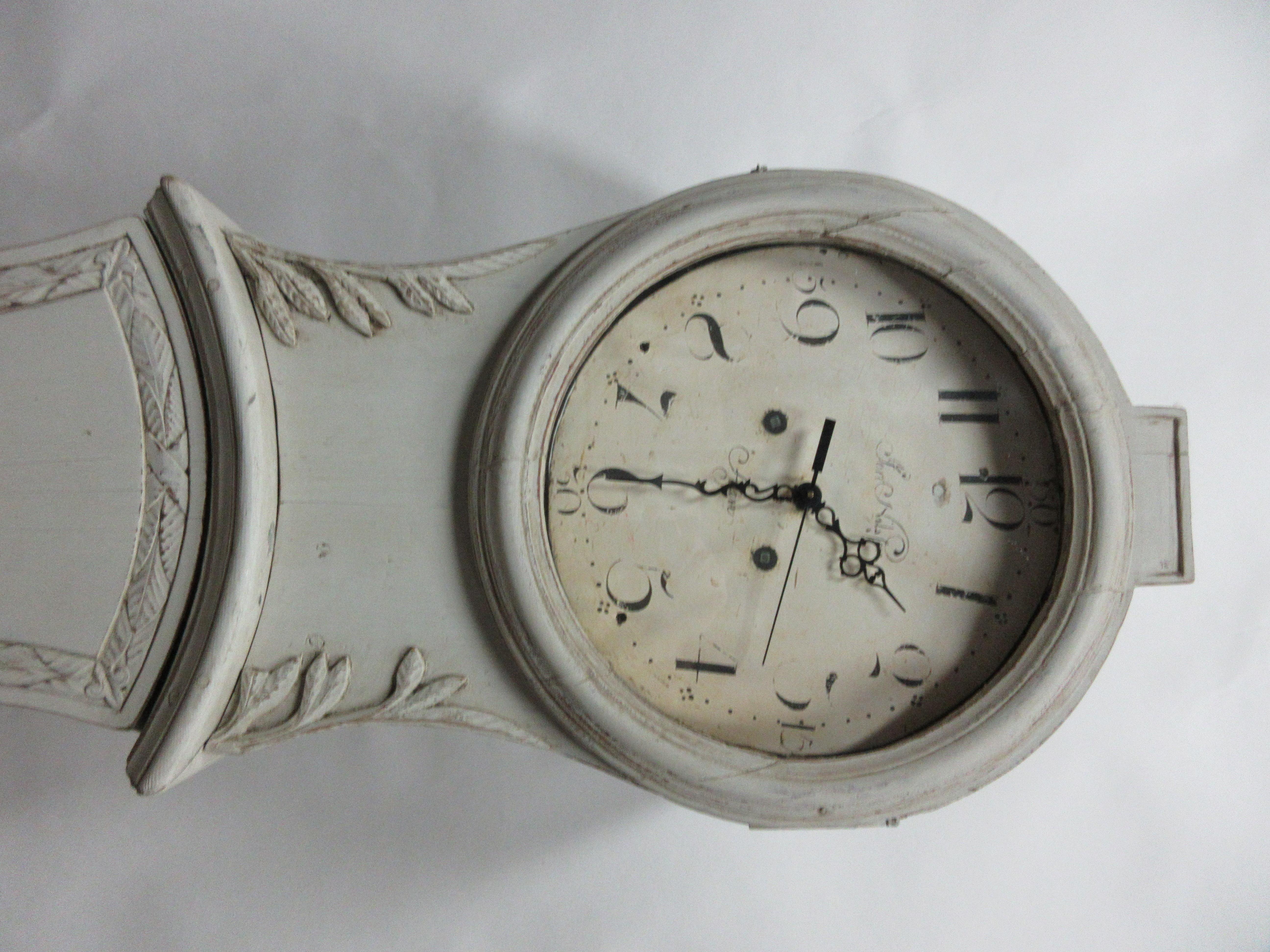 Il s'agit d'une horloge mora suédoise, modèle Jamtland, avec une sculpture unique sur le boîtier.