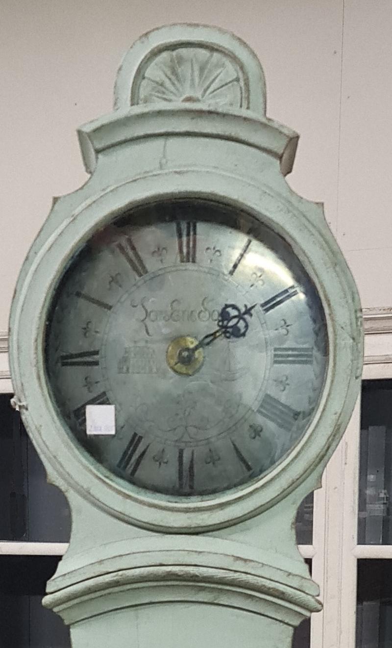 Decorative early 1800s antique Swedish mora clock with great decorative style and detail blue later paint with very rare oversize metal face.

Measures: 203cm.

This original 1800s mora clock has a beautiful face with a clean patina and