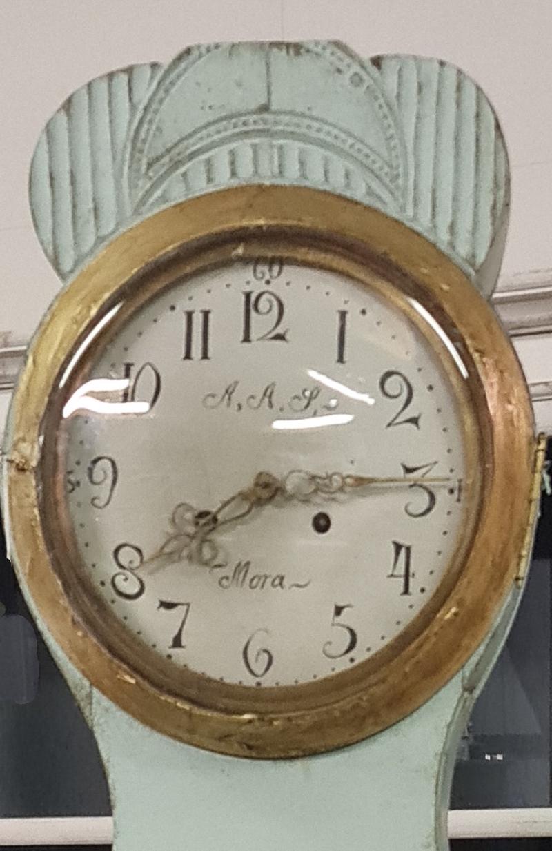 Dekorative frühe 1800er antike schwedische Mora Uhr mit außergewöhnlichen Stil und Detail blau und gold später Farbe. 

Maße: 1200cm.

Diese ursprüngliche 1800er Mora Uhr hat ein schönes Gesicht mit einer sauberen Patina AAS MORA Initialen und