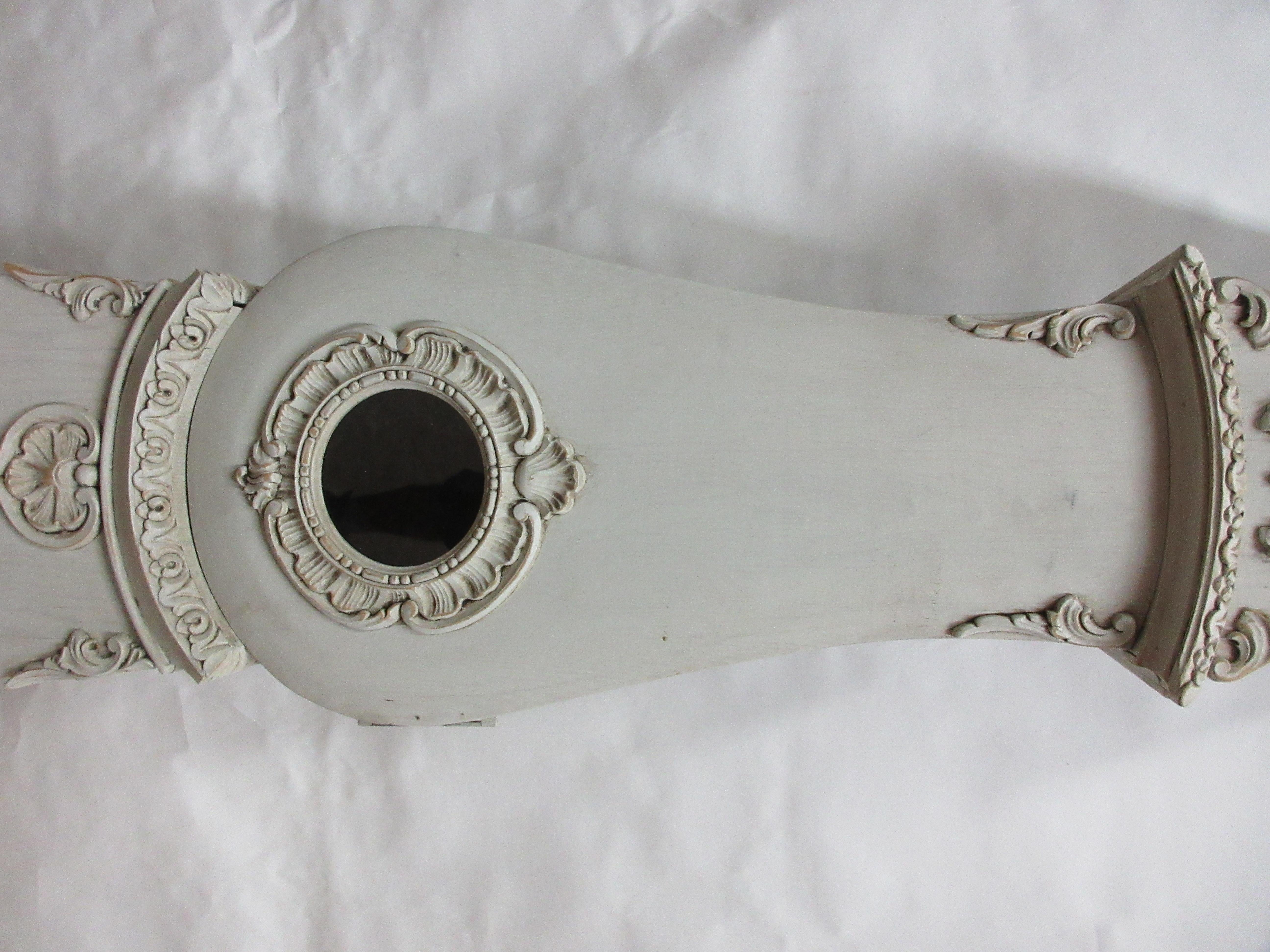 Voici une horloge Mora suédoise unique, modèle Rococo. Elle a été restaurée et repeinte avec de la peinture au lait 