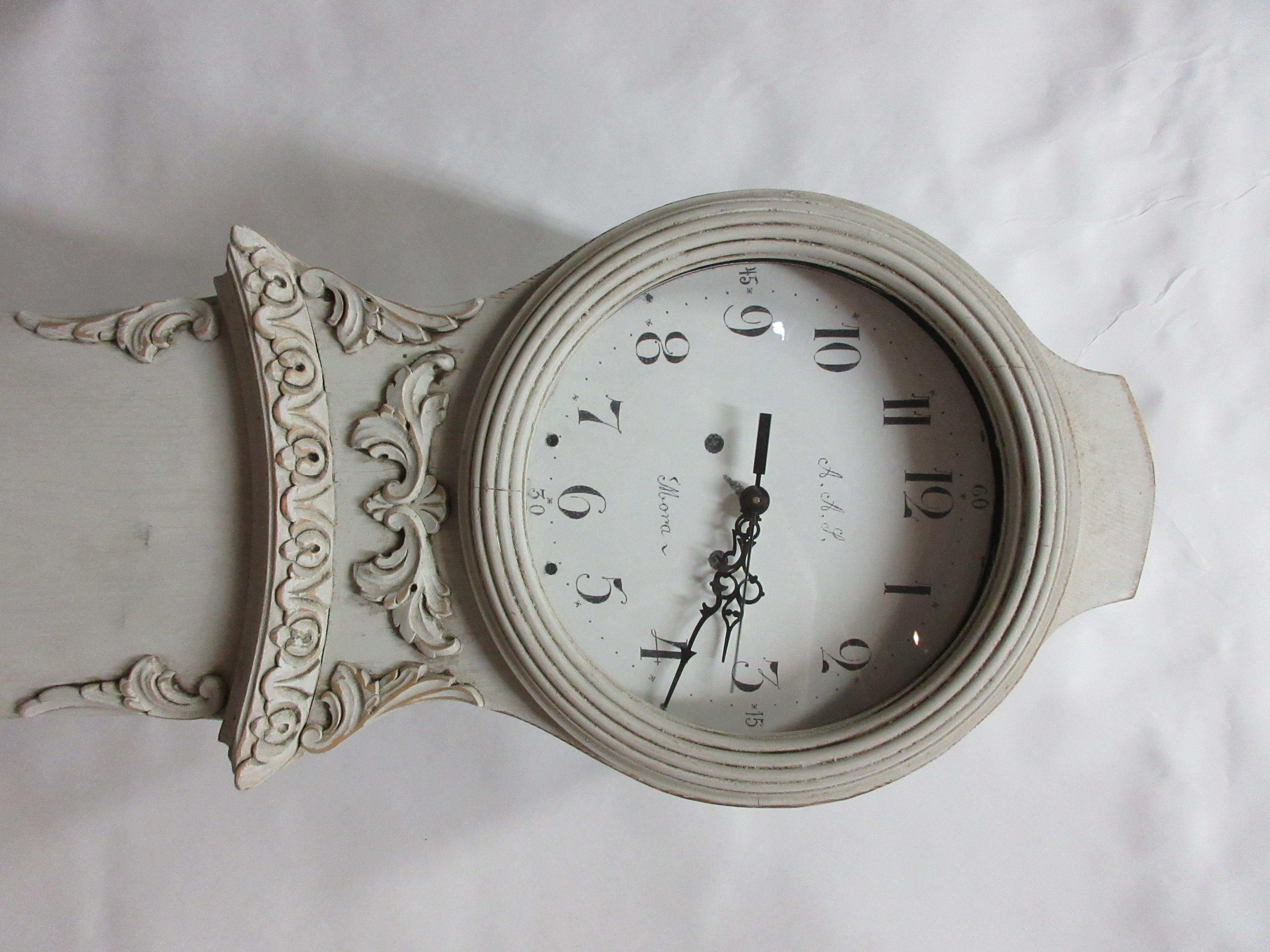 Rococo Horloge Mora suédoise Modèle rococo en vente