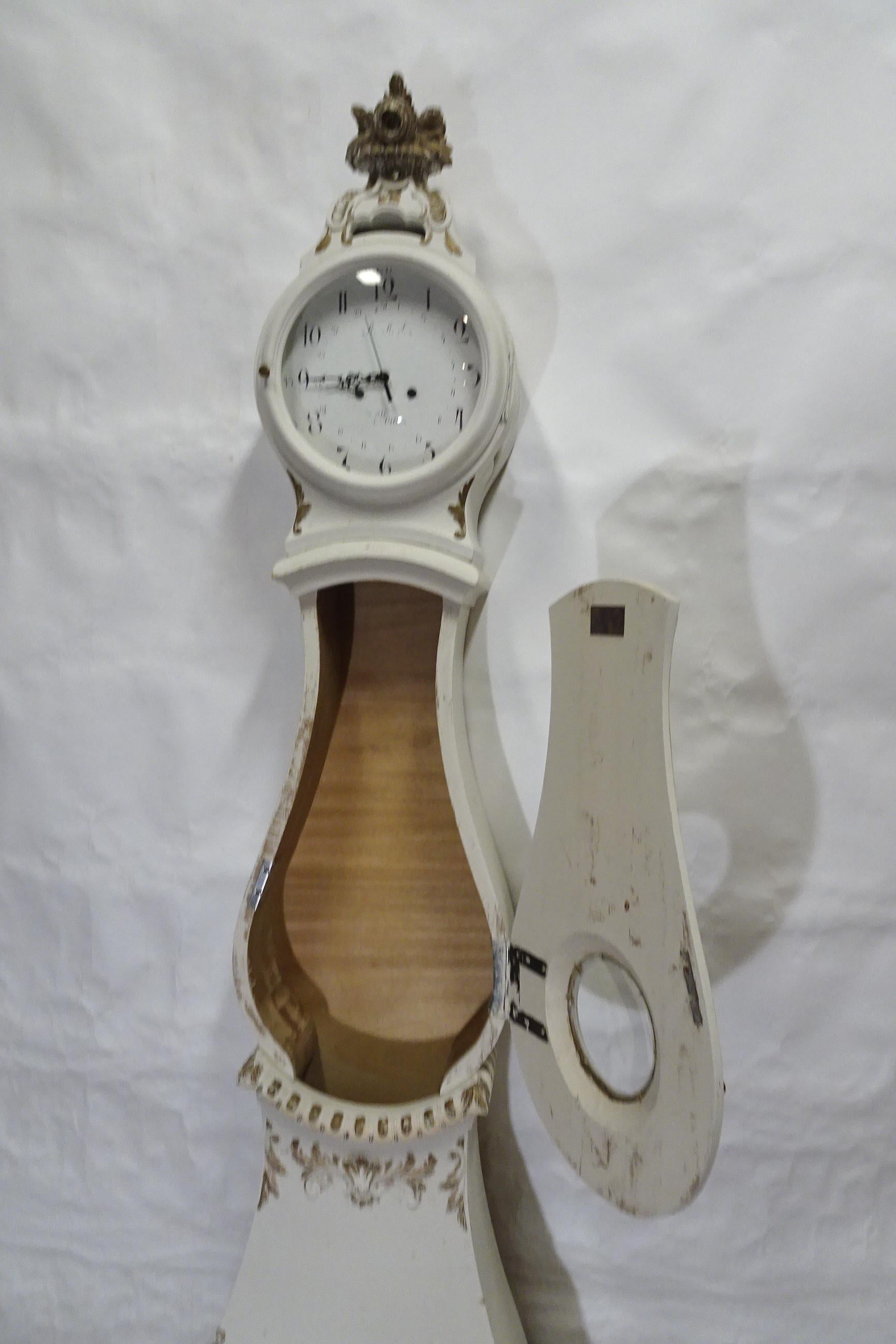 Schwedische Mora-Uhr, Rokoko-Modell  (Holz) im Angebot