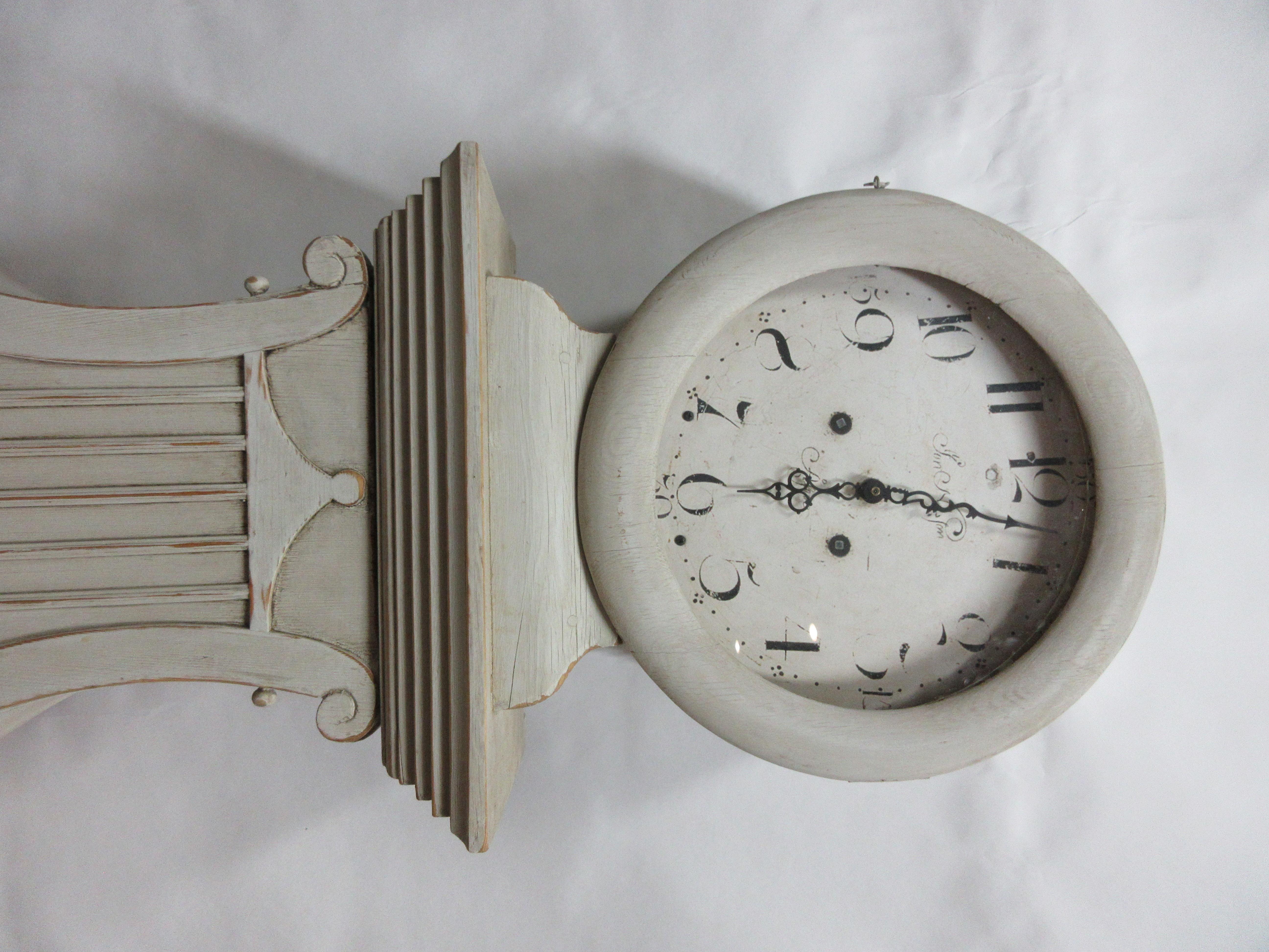 Dies ist eine einzigartige schwedische Mora-Uhr, die restauriert und mit Milchfarben 