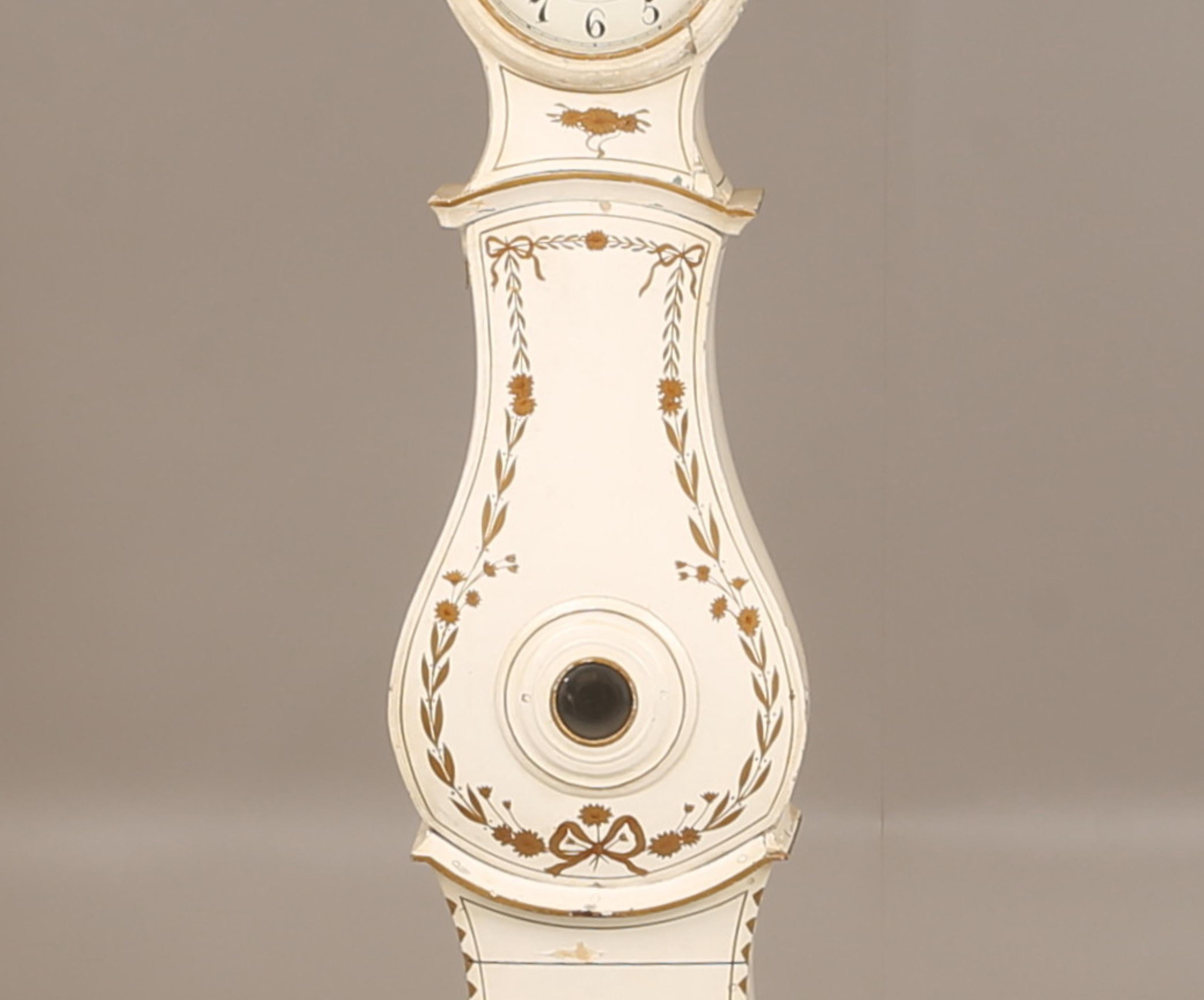 Swedish antique mora clock in the Svangd School finished in white paint with gold edge detailing and curlicues.

This unusual mora clock has interesting crown motif and a great body shape.

It stands 224cm tall approximate and has a fairly heavy
