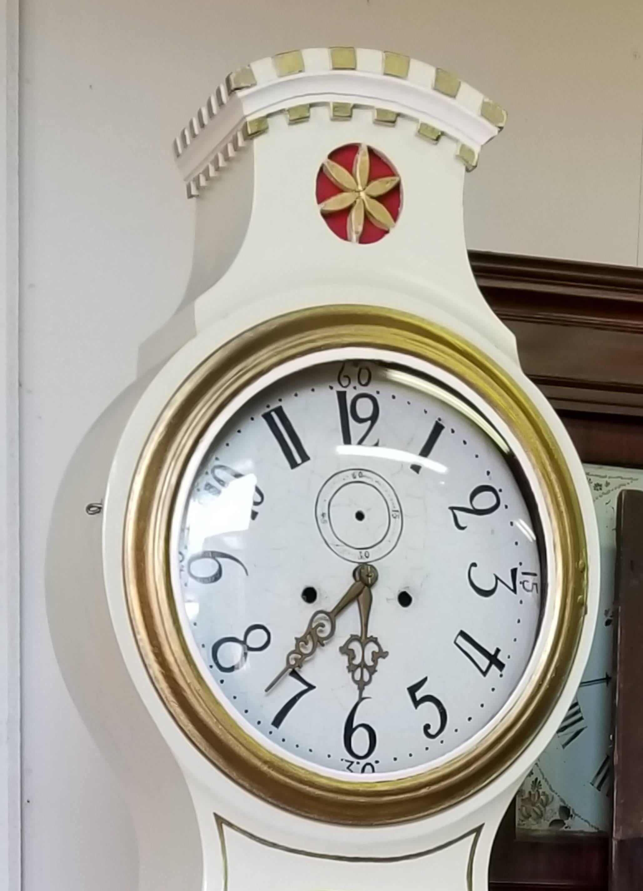 Suédois Horloge Mora suédoise ancienne de style Frkysdall avec couronne de château blanche sculptée, début 1800 en vente