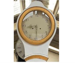 Schwedische Mora-Uhr aus Weißgold, geschnitztes Detail, frühe 1800, runder Sockel, Gustavian A