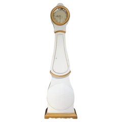 Schwedische Mora-Uhr aus Weißgold, geschnitztes Detail, frühe 1800, runder Sockel, Gustavian A