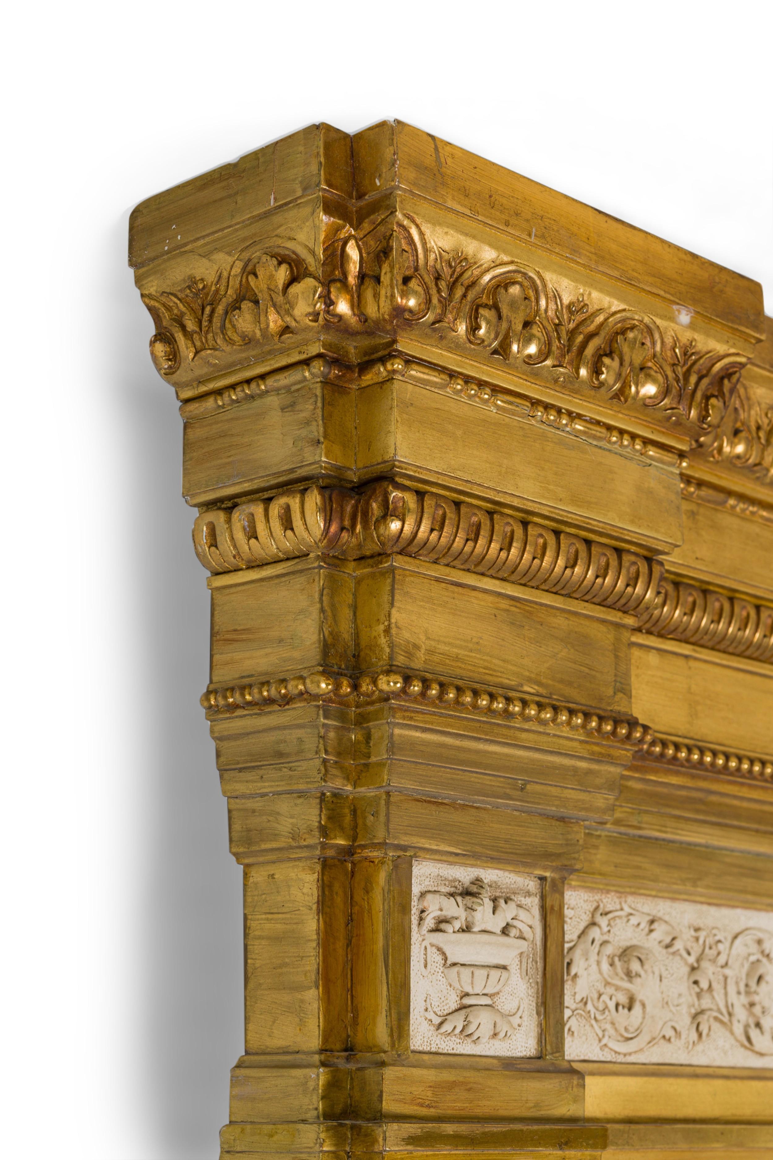 Mid-Century Modern Miroir monumental néo-classique suédois peint en crème et doré au parchemin en vente