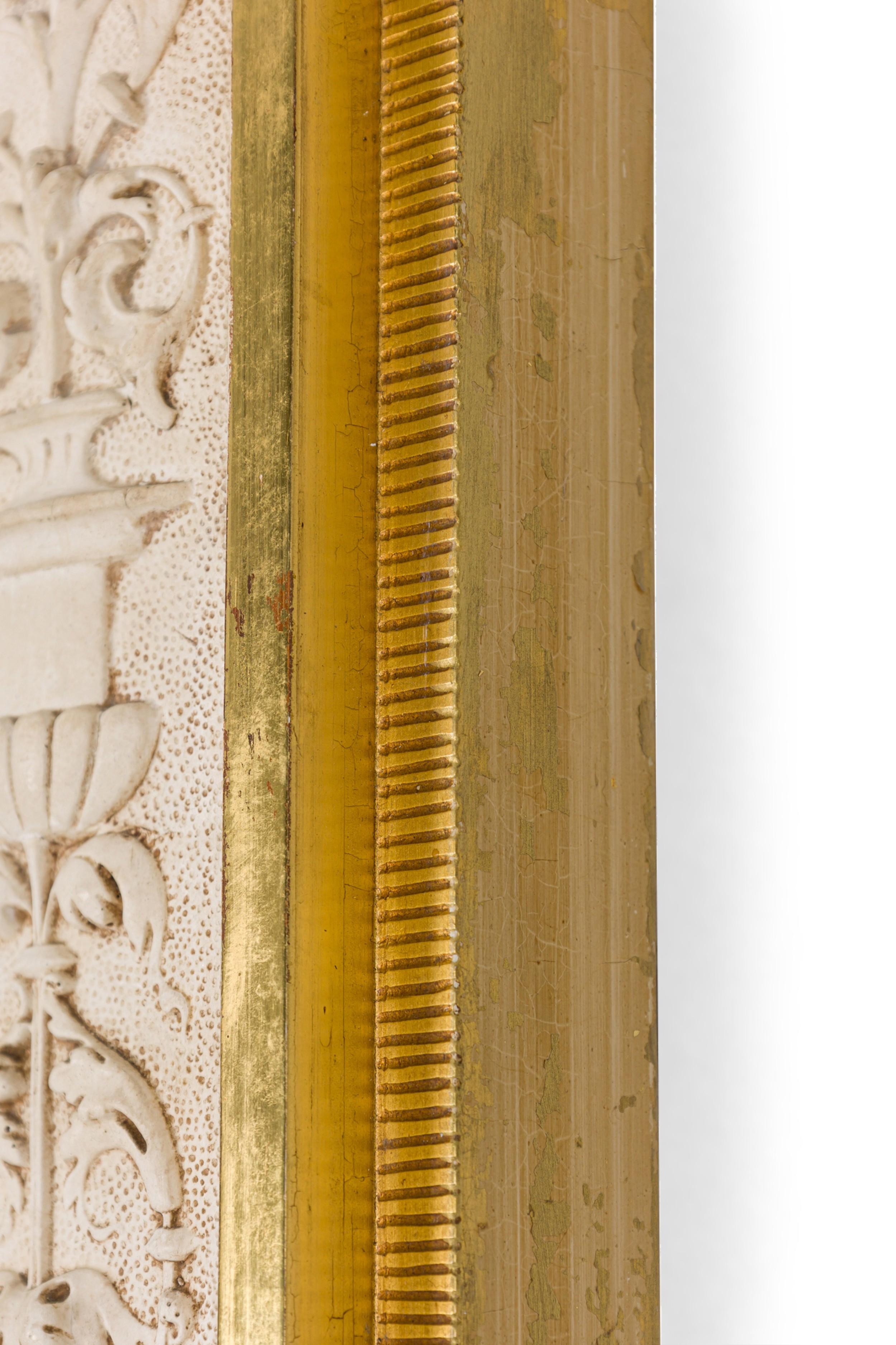 Suédois Miroir monumental néo-classique suédois peint en crème et doré au parchemin en vente
