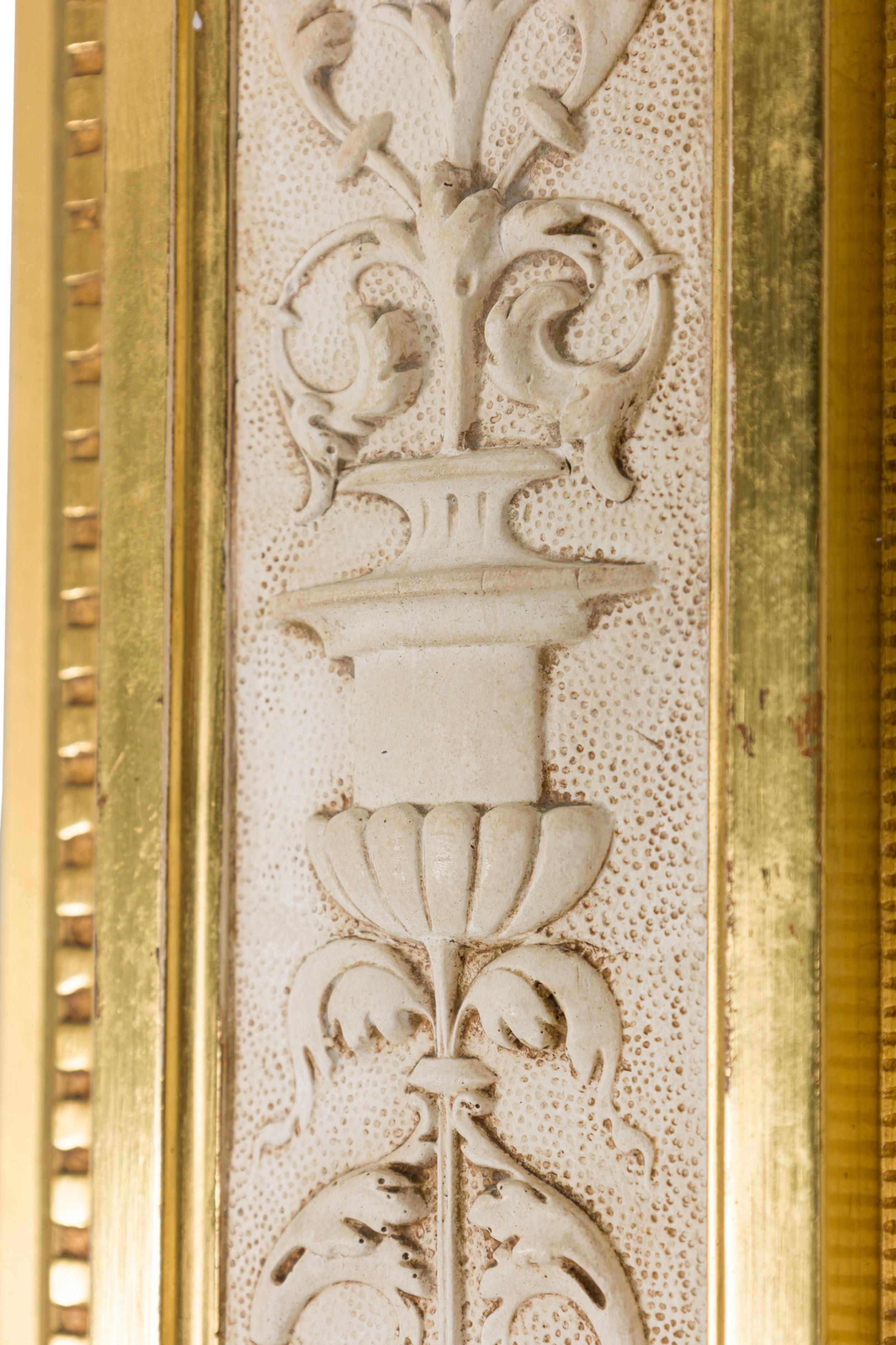 Sculpté à la main Miroir monumental néo-classique suédois peint en crème et doré au parchemin en vente