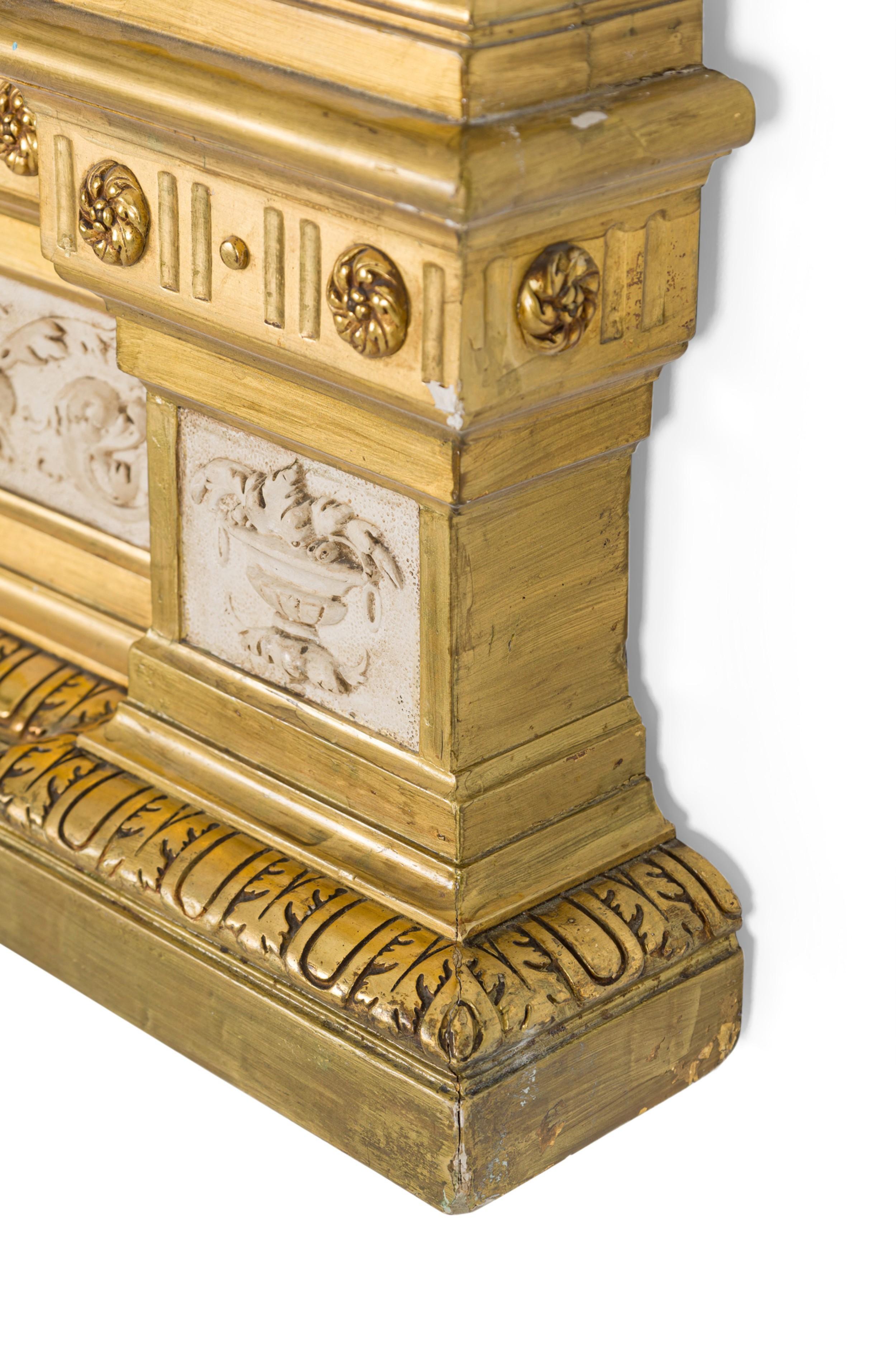 Miroir monumental néo-classique suédois peint en crème et doré au parchemin Bon état - En vente à Queens, NY